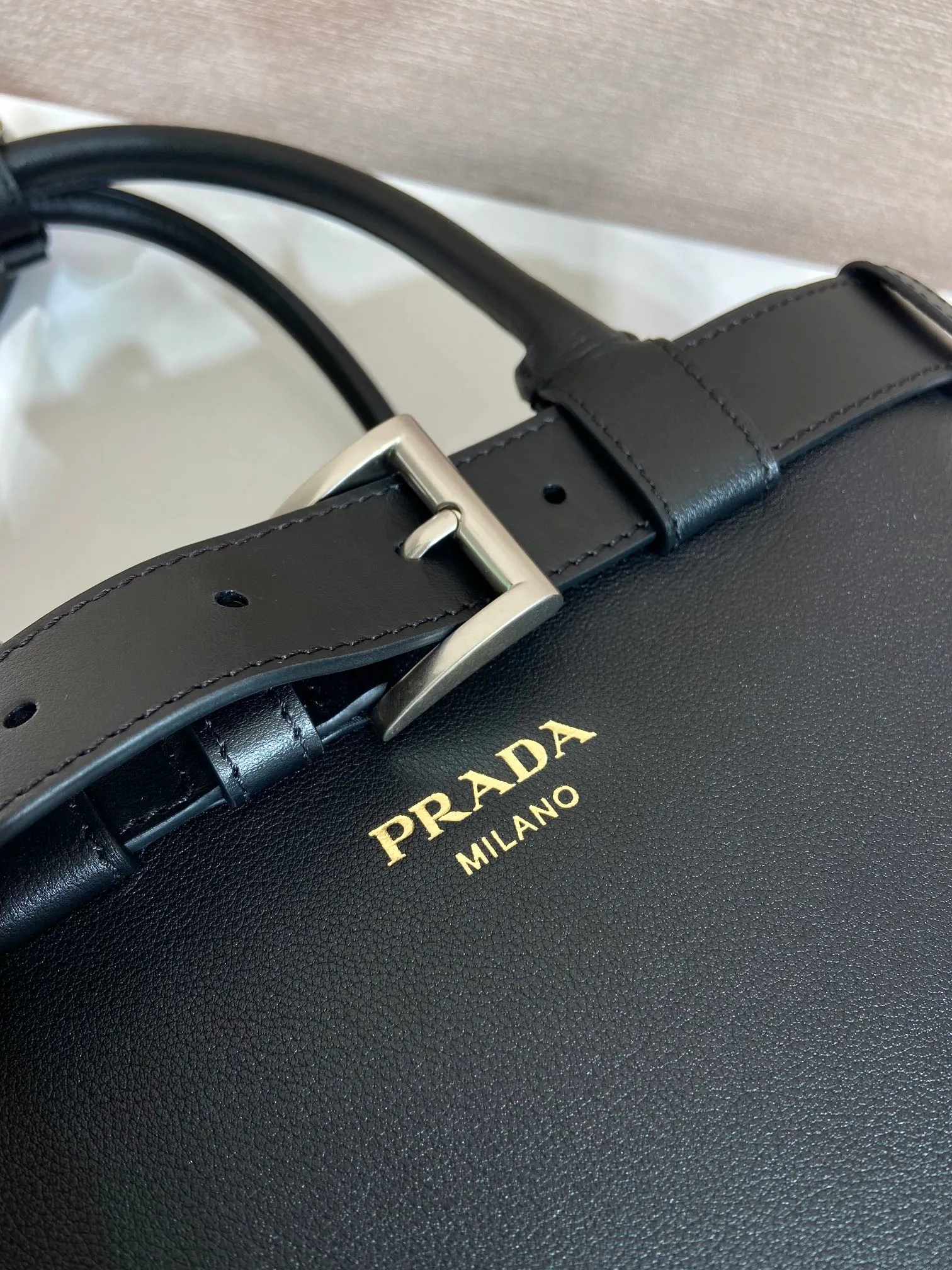 💰2100🎉New women's bag🎉1BA416 large🎉🎉 This handheld women's bag is made of imported calfskin, with imported sheepskin lining. Simple lines and exquisite elements interweave, interpreting the design aesthetic of both elegance and functionality. It not only embodies the modern and simple style, but also comes with replaceable straps and detachable and adjustable long shoulder straps, adding a unique personality embellishment to the entire look. Modern and versatile. Babies who like it, hurry up and get it🎉🎉 Length 37.5x Height 27.5x Bottom 14cm🎉🎉🎉👏👏👏