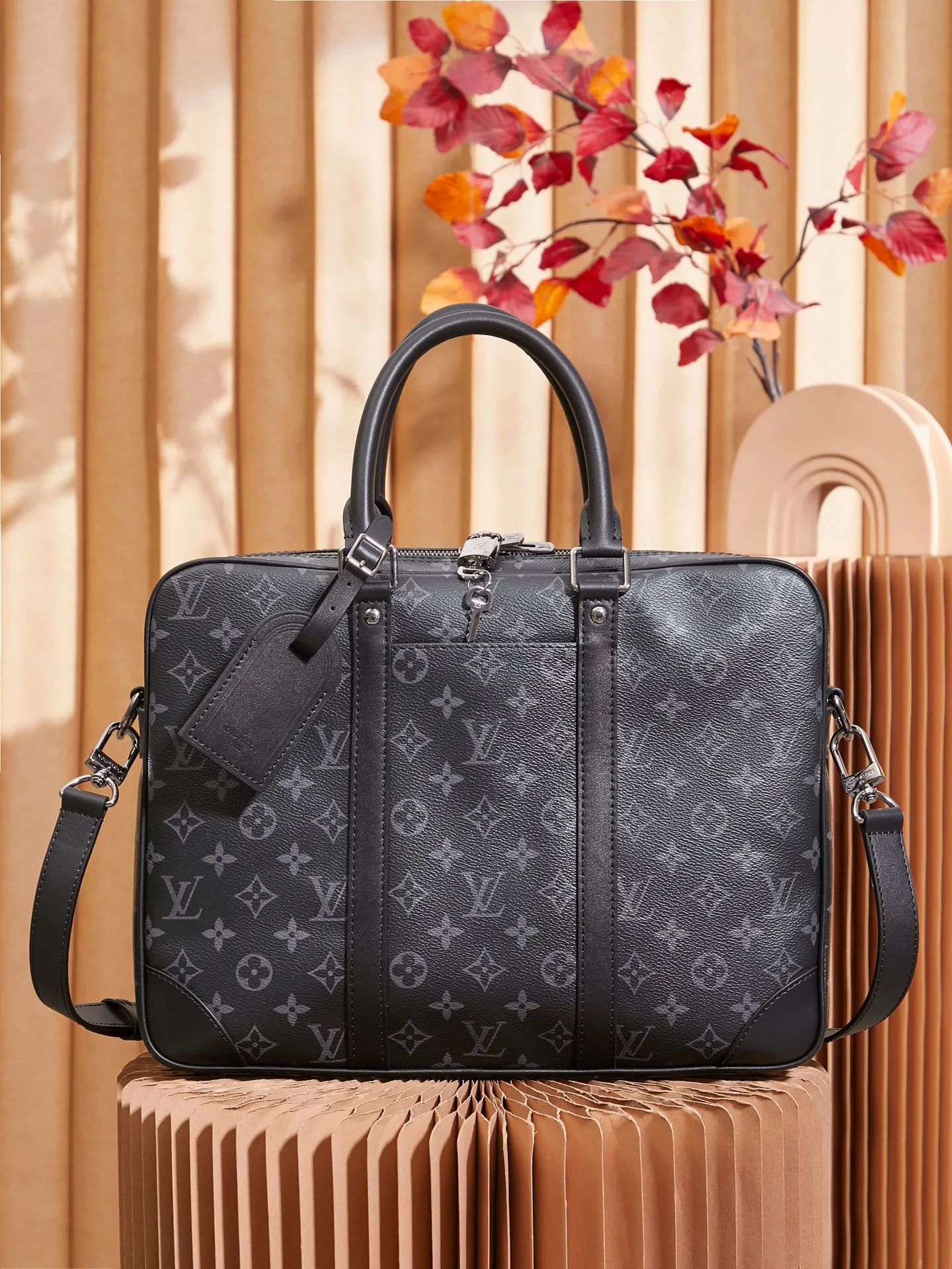 p¥840👉nfc dynamic chip version👈【Top inspection-free all-steel hardware】M46457 Black Flower Men's Bag Briefcase Series This Voyage small briefcase is made of Damier Graphite coated canvas, with leather side straps, reinforced corners, top handles and nameplates. The outer pocket makes it easy to store a smartphone, the padded interior compartment holds a 13-inch laptop, and the removable and adjustable shoulder strap makes it comfortable to carry over the shoulder. Detailed features36.5 x 27.5 x 6 cm