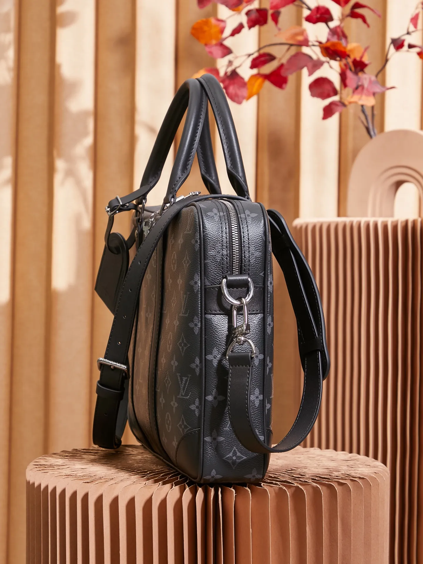 p¥840👉nfc dynamic chip version👈【Top inspection-free all-steel hardware】M46457 Black Flower Men's Bag Briefcase Series This Voyage small briefcase is made of Damier Graphite coated canvas, with leather side straps, reinforced corners, top handles and nameplates. The outer pocket makes it easy to store a smartphone, the padded interior compartment holds a 13-inch laptop, and the removable and adjustable shoulder strap makes it comfortable to carry over the shoulder. Detailed features36.5 x 27.5 x 6 cm