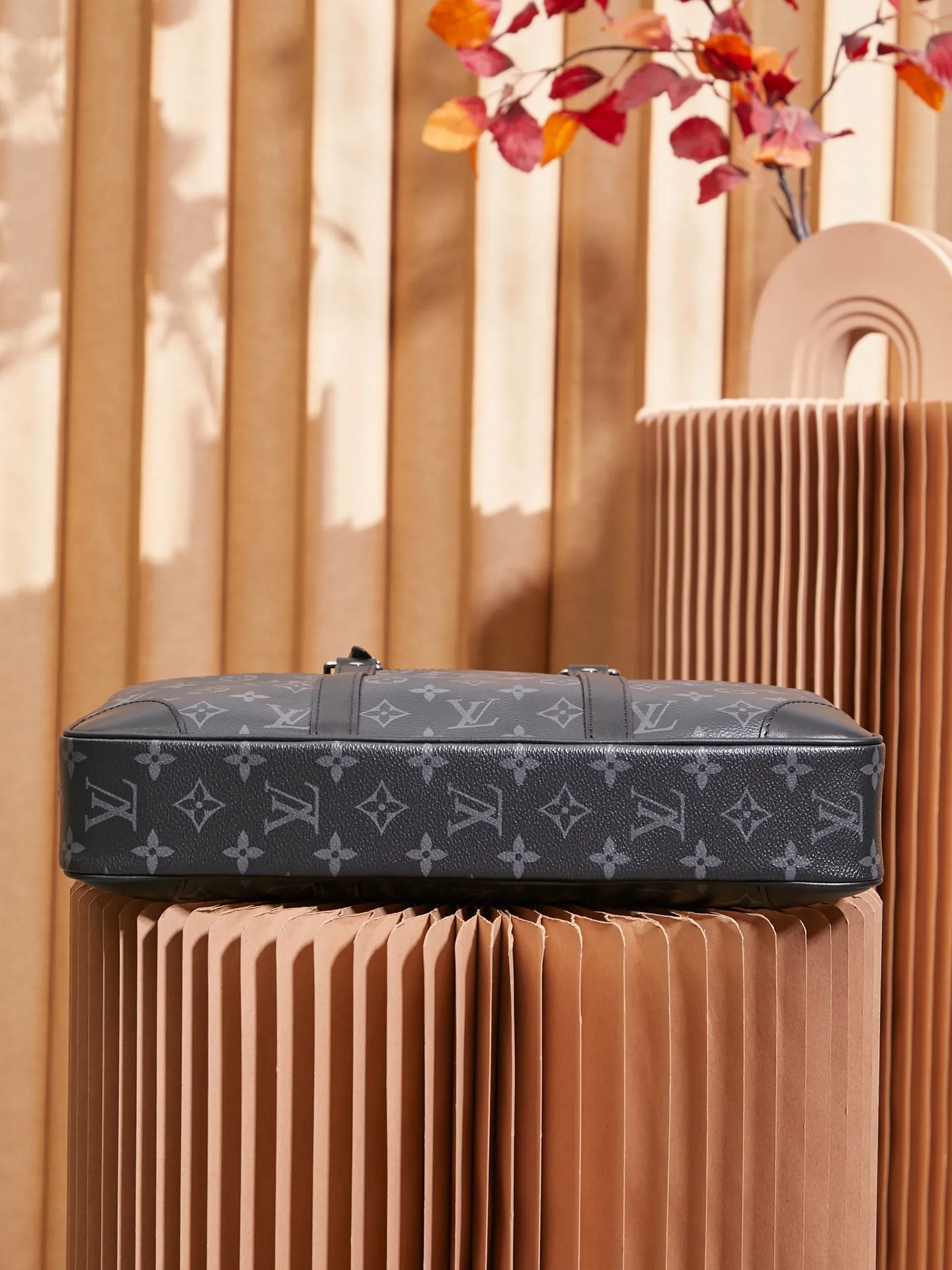 p¥840👉nfc dynamic chip version👈【Top inspection-free all-steel hardware】M46457 Black Flower Men's Bag Briefcase Series This Voyage small briefcase is made of Damier Graphite coated canvas, with leather side straps, reinforced corners, top handles and nameplates. The outer pocket makes it easy to store a smartphone, the padded interior compartment holds a 13-inch laptop, and the removable and adjustable shoulder strap makes it comfortable to carry over the shoulder. Detailed features36.5 x 27.5 x 6 cm