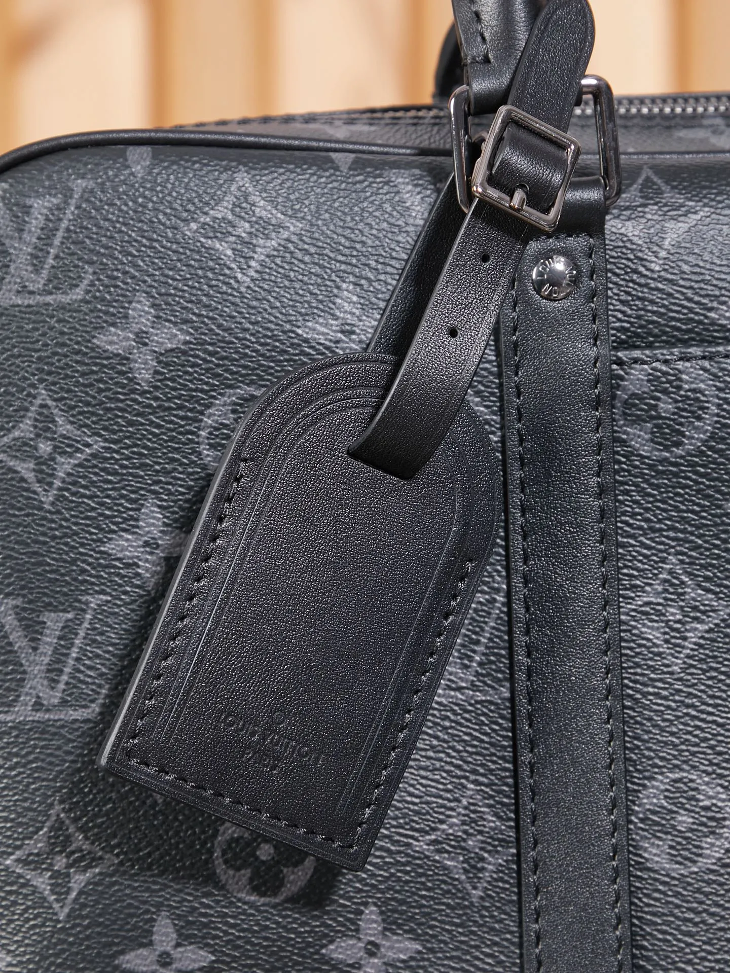 p¥840👉nfc dynamic chip version👈【Top inspection-free all-steel hardware】M46457 Black Flower Men's Bag Briefcase Series This Voyage small briefcase is made of Damier Graphite coated canvas, with leather side straps, reinforced corners, top handles and nameplates. The outer pocket makes it easy to store a smartphone, the padded interior compartment holds a 13-inch laptop, and the removable and adjustable shoulder strap makes it comfortable to carry over the shoulder. Detailed features36.5 x 27.5 x 6 cm