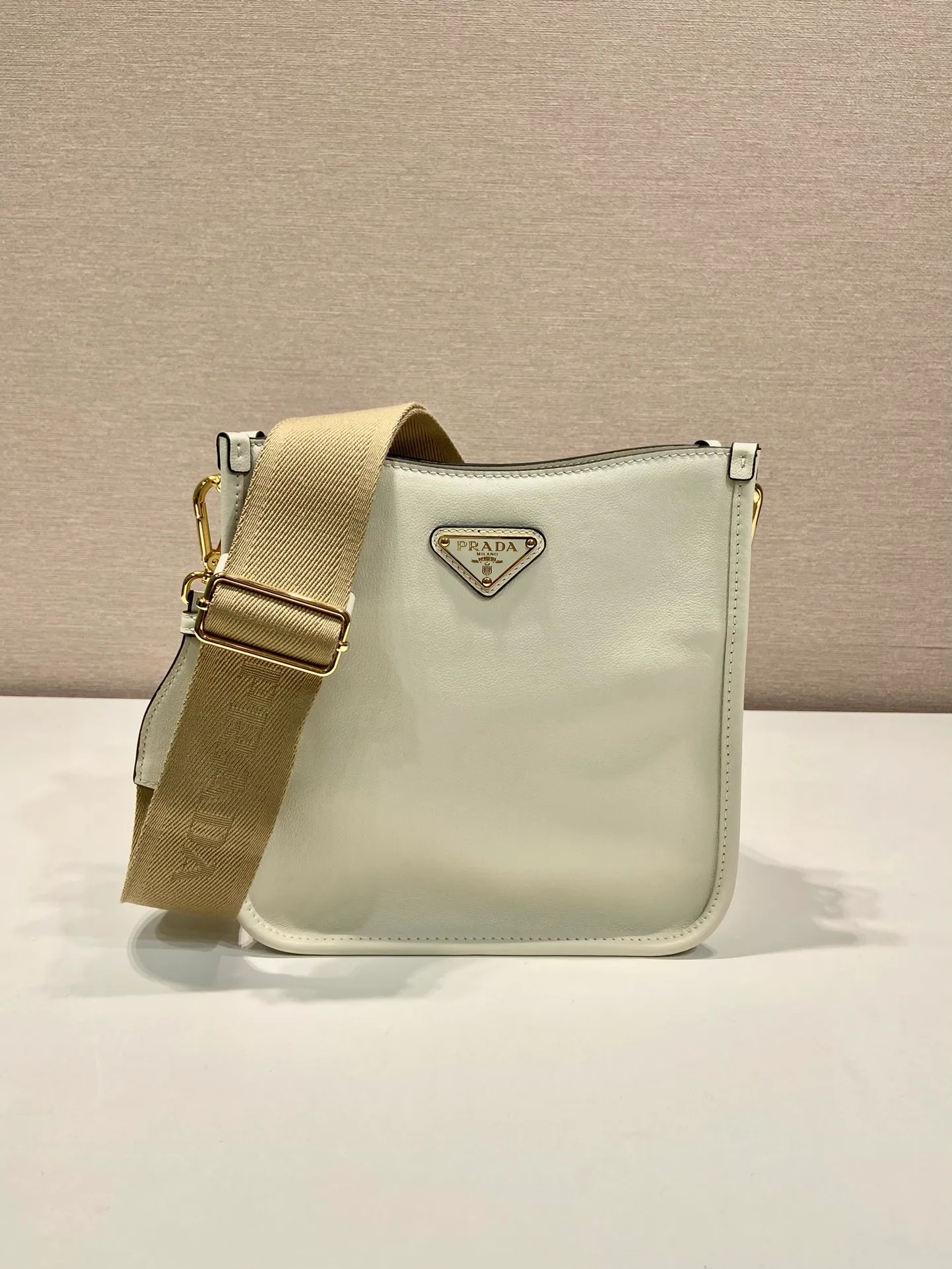 💰1500👏New double shoulder strap bag👏1BH220🎉tote bag This leather shoulder bag has a simple design and is made of imported calfskin. The metal triangle logo on the front adds an iconic tone. Equipped with 2 detachable logo webbing straps and leather shoulder straps, it can be exchanged at any time for different outfits and occasions😘😘to highlight its modern style. High fashion is the main fashion for daily matching. Hurry up and get it, it’s so beautiful👏👏 Length 20x height 21x bottom 7cm👏👏👏😘😘😘