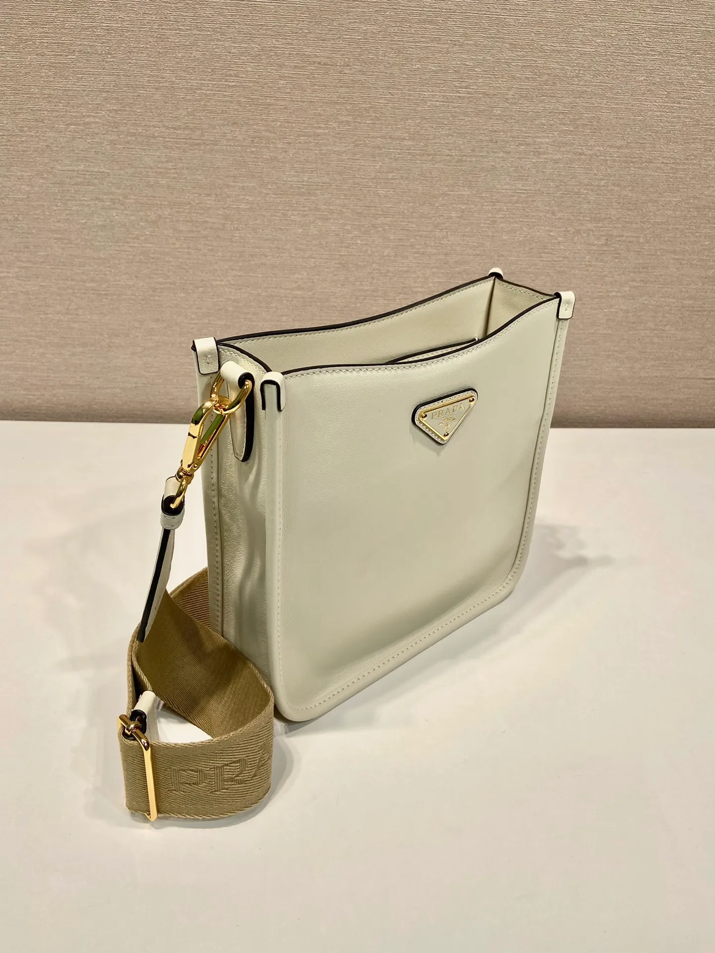 💰1500👏New double shoulder strap bag👏1BH220🎉tote bag This leather shoulder bag has a simple design and is made of imported calfskin. The metal triangle logo on the front adds an iconic tone. Equipped with 2 detachable logo webbing straps and leather shoulder straps, it can be exchanged at any time for different outfits and occasions😘😘to highlight its modern style. High fashion is the main fashion for daily matching. Hurry up and get it, it’s so beautiful👏👏 Length 20x height 21x bottom 7cm👏👏👏😘😘😘