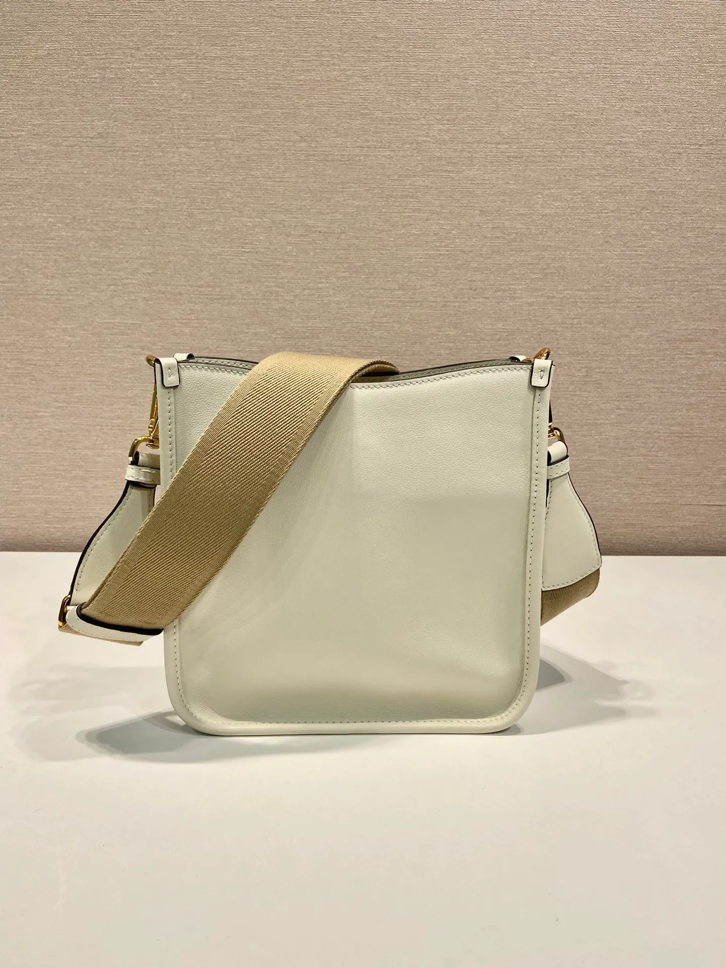 💰1500👏New double shoulder strap bag👏1BH220🎉tote bag This leather shoulder bag has a simple design and is made of imported calfskin. The metal triangle logo on the front adds an iconic tone. Equipped with 2 detachable logo webbing straps and leather shoulder straps, it can be exchanged at any time for different outfits and occasions😘😘to highlight its modern style. High fashion is the main fashion for daily matching. Hurry up and get it, it’s so beautiful👏👏 Length 20x height 21x bottom 7cm👏👏👏😘😘😘