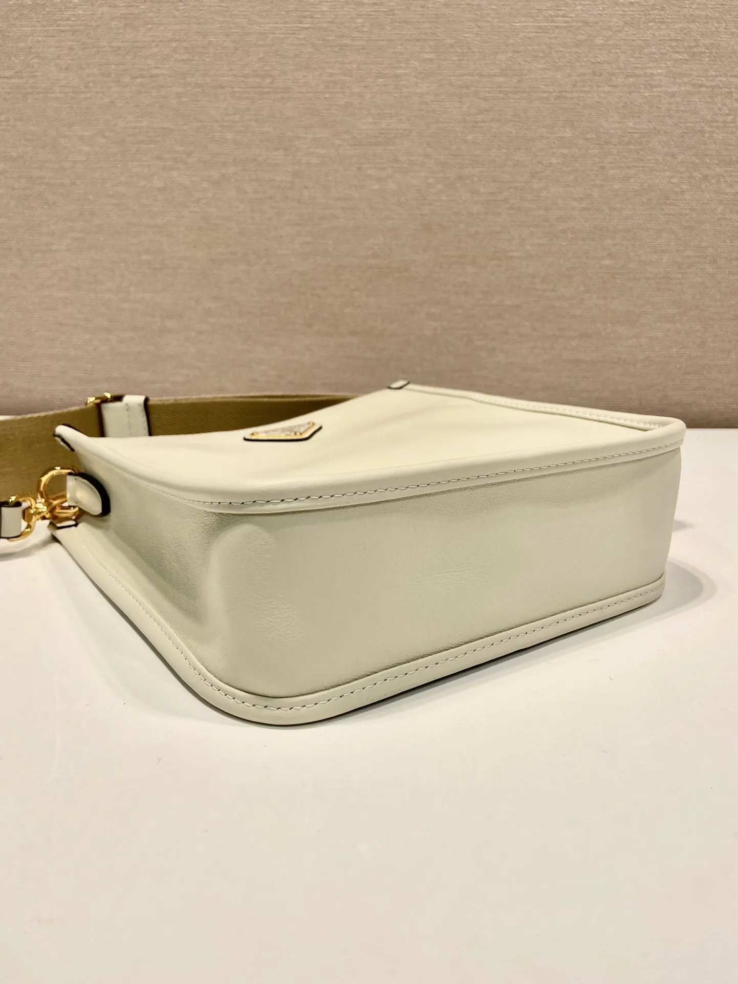 💰1500👏New double shoulder strap bag👏1BH220🎉tote bag This leather shoulder bag has a simple design and is made of imported calfskin. The metal triangle logo on the front adds an iconic tone. Equipped with 2 detachable logo webbing straps and leather shoulder straps, it can be exchanged at any time for different outfits and occasions😘😘to highlight its modern style. High fashion is the main fashion for daily matching. Hurry up and get it, it’s so beautiful👏👏 Length 20x height 21x bottom 7cm👏👏👏😘😘😘