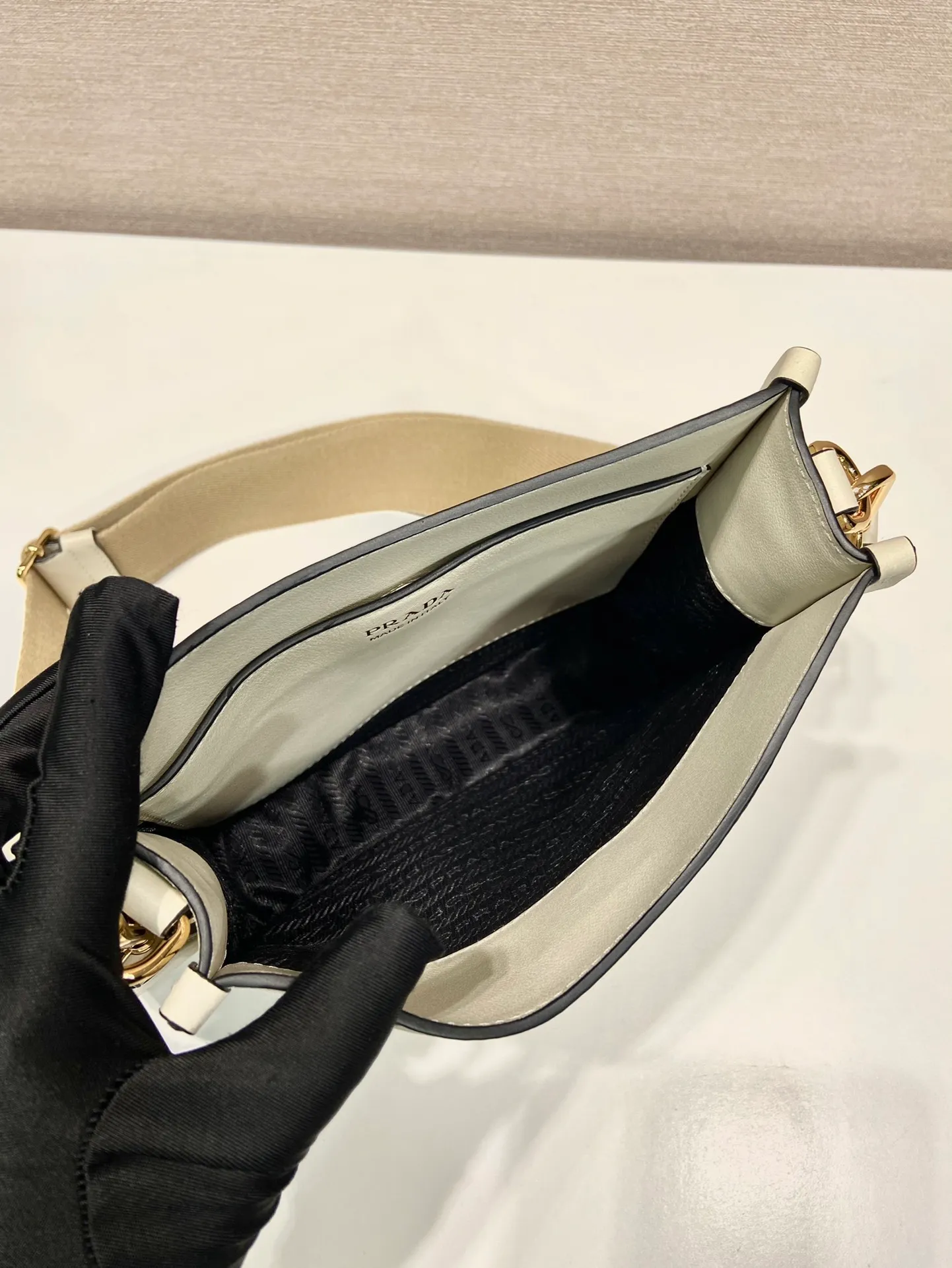 💰1500👏New double shoulder strap bag👏1BH220🎉tote bag This leather shoulder bag has a simple design and is made of imported calfskin. The metal triangle logo on the front adds an iconic tone. Equipped with 2 detachable logo webbing straps and leather shoulder straps, it can be exchanged at any time for different outfits and occasions😘😘to highlight its modern style. High fashion is the main fashion for daily matching. Hurry up and get it, it’s so beautiful👏👏 Length 20x height 21x bottom 7cm👏👏👏😘😘😘
