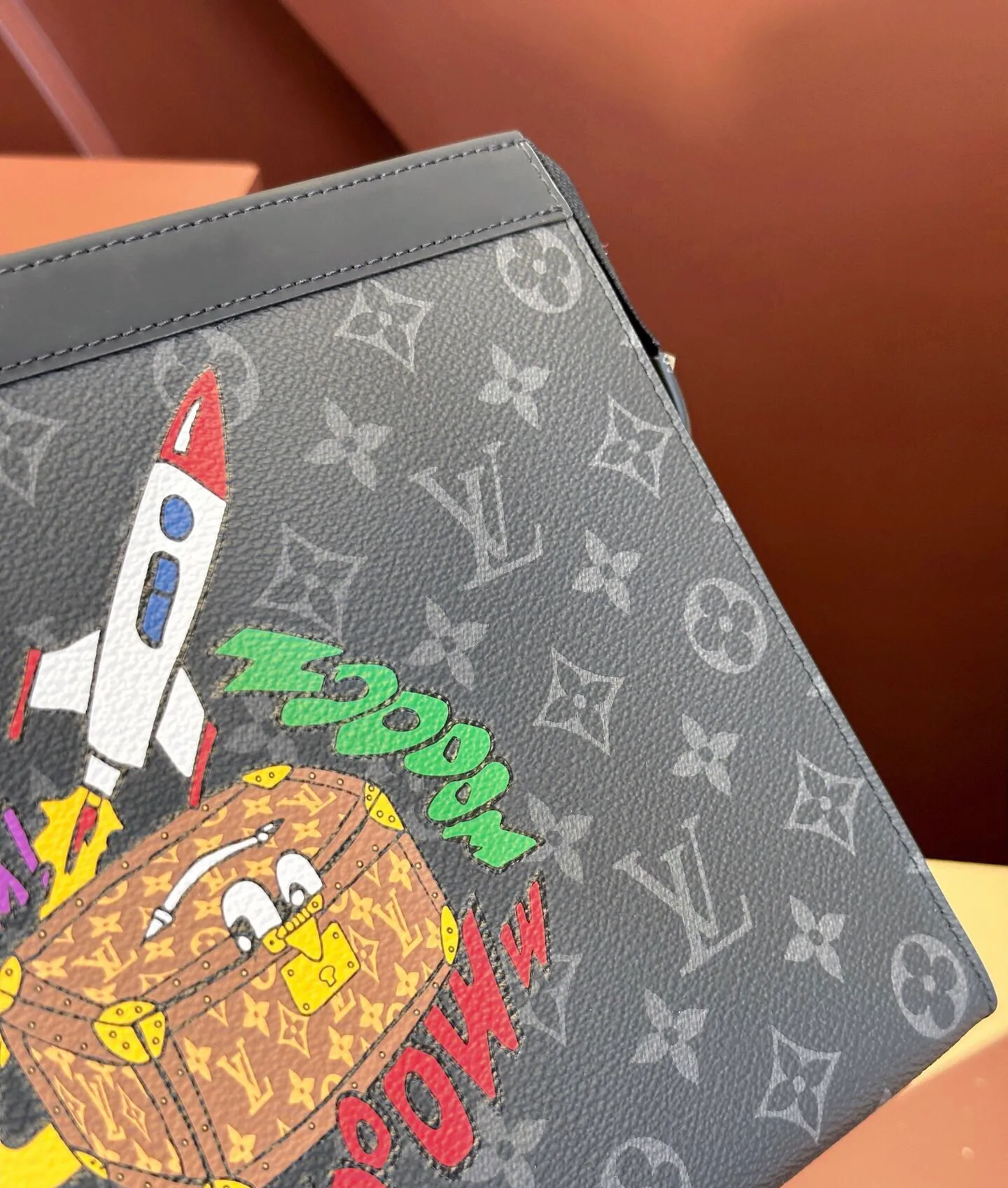 P¥360 👉nfc163C01 dynamic chip version👈[Top original order, all steel hardware] Order model 61692 Rocket M80914 Christmas silk screen! Toiletries bag! Cut from Monogram Eclipse canvas, this tough new medium-sized handbag can easily store personal essentials. Dimensions: 26x20x5cm with gift box