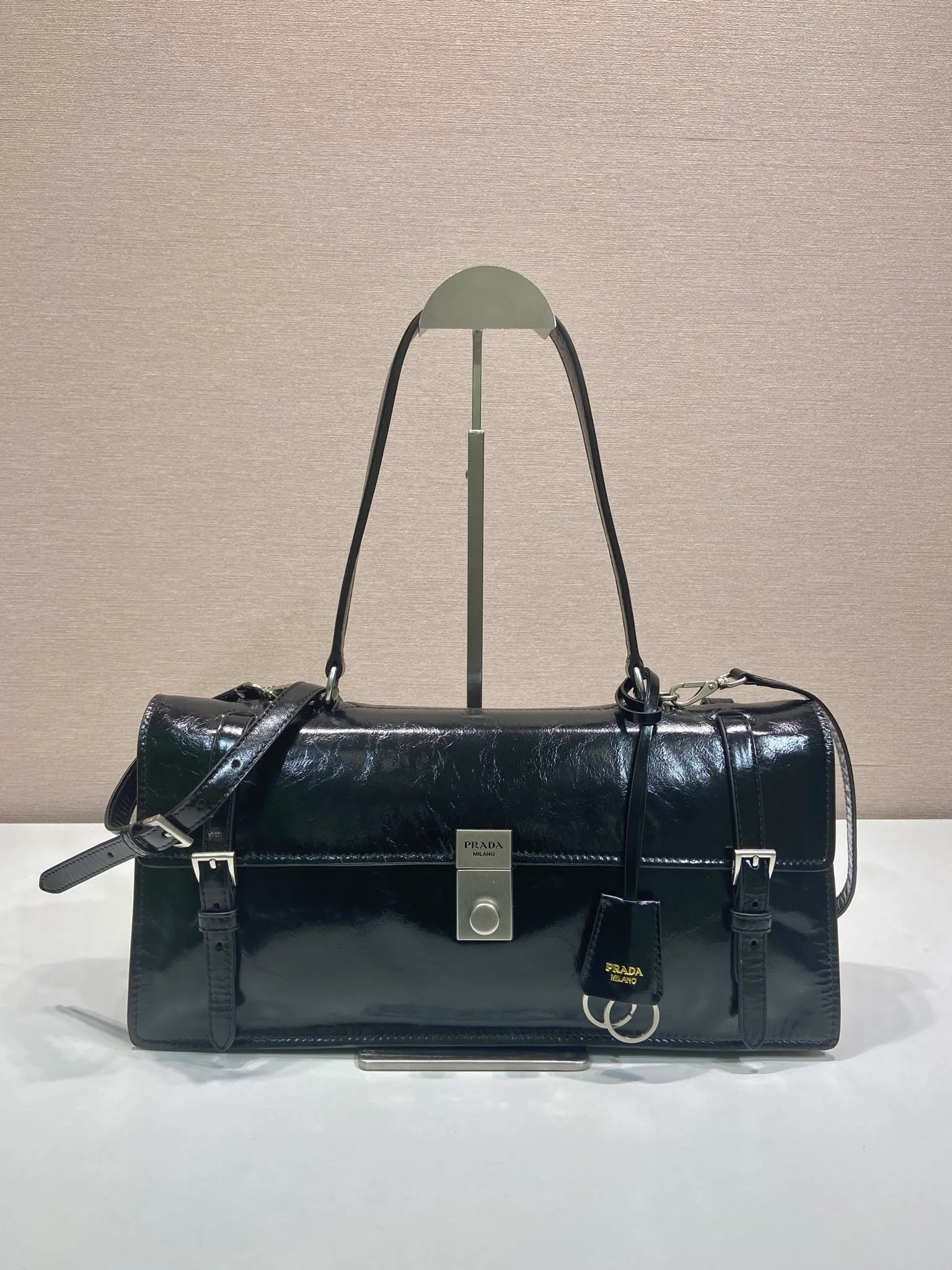 💰1900🎉New Pen Holder Bag🎉1BN024 Large🎉🎉 This leather handbag is inspired by the crisp and formal briefcase. It has a delicate and shiny texture and reinterprets the classic office style silhouette with a new attitude. Designed with exquisite soft details, it adds gentleness and versatile charm to the bag's classic shape. The classic vertical lock buckle embellishes the details, and it is equipped with a long handle, which can be carried over the shoulder, making it more practical. Another popular style that never goes out of style, hurry up and get it🎉🎉 Length 38x Height 18x ​​Bottom 10cm🎉🎉🎉💰💰💰