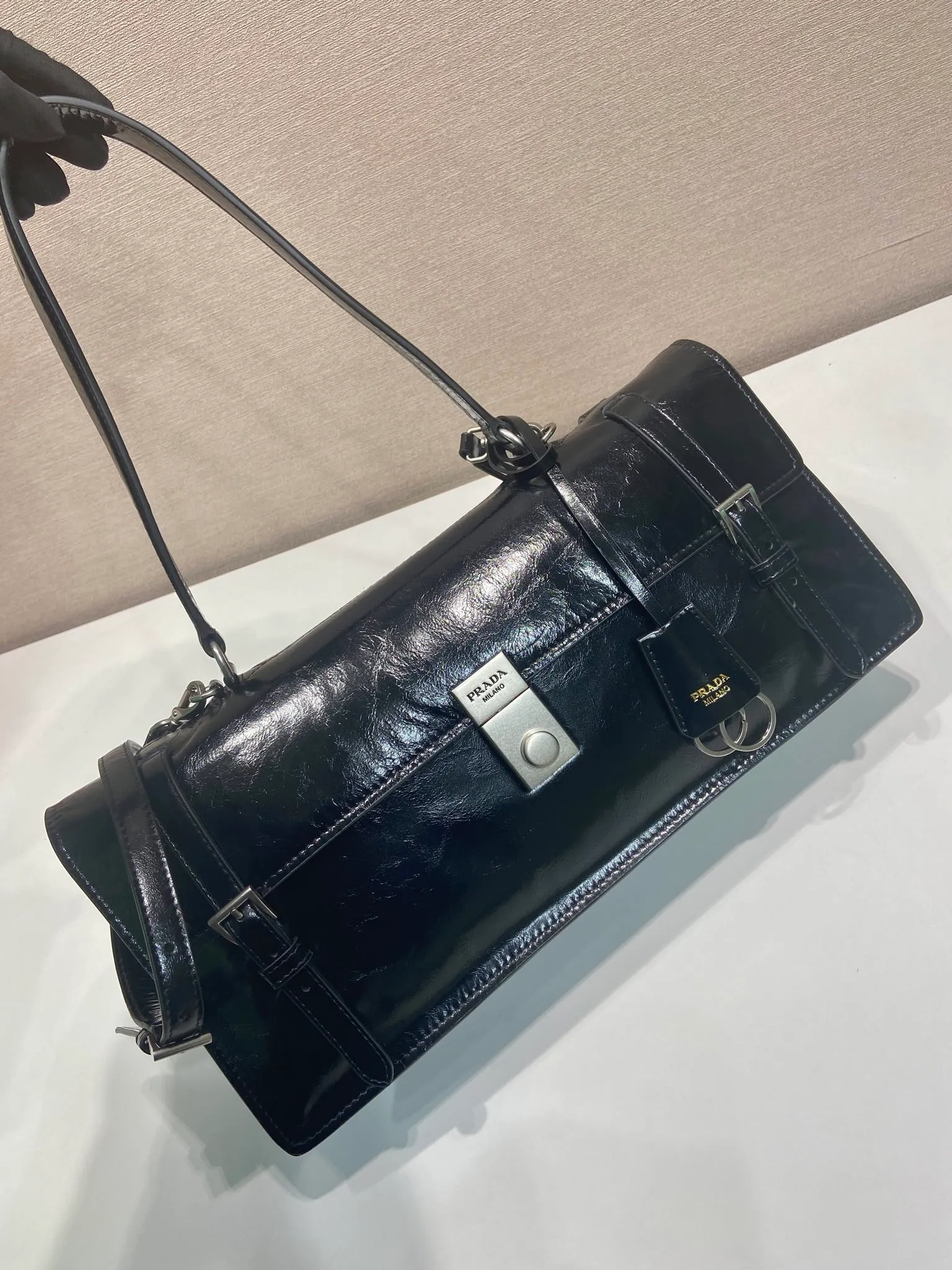 💰1900🎉New Pen Holder Bag🎉1BN024 Large🎉🎉 This leather handbag is inspired by the crisp and formal briefcase. It has a delicate and shiny texture and reinterprets the classic office style silhouette with a new attitude. Designed with exquisite soft details, it adds gentleness and versatile charm to the bag's classic shape. The classic vertical lock buckle embellishes the details, and it is equipped with a long handle, which can be carried over the shoulder, making it more practical. Another popular style that never goes out of style, hurry up and get it🎉🎉 Length 38x Height 18x ​​Bottom 10cm🎉🎉🎉💰💰💰
