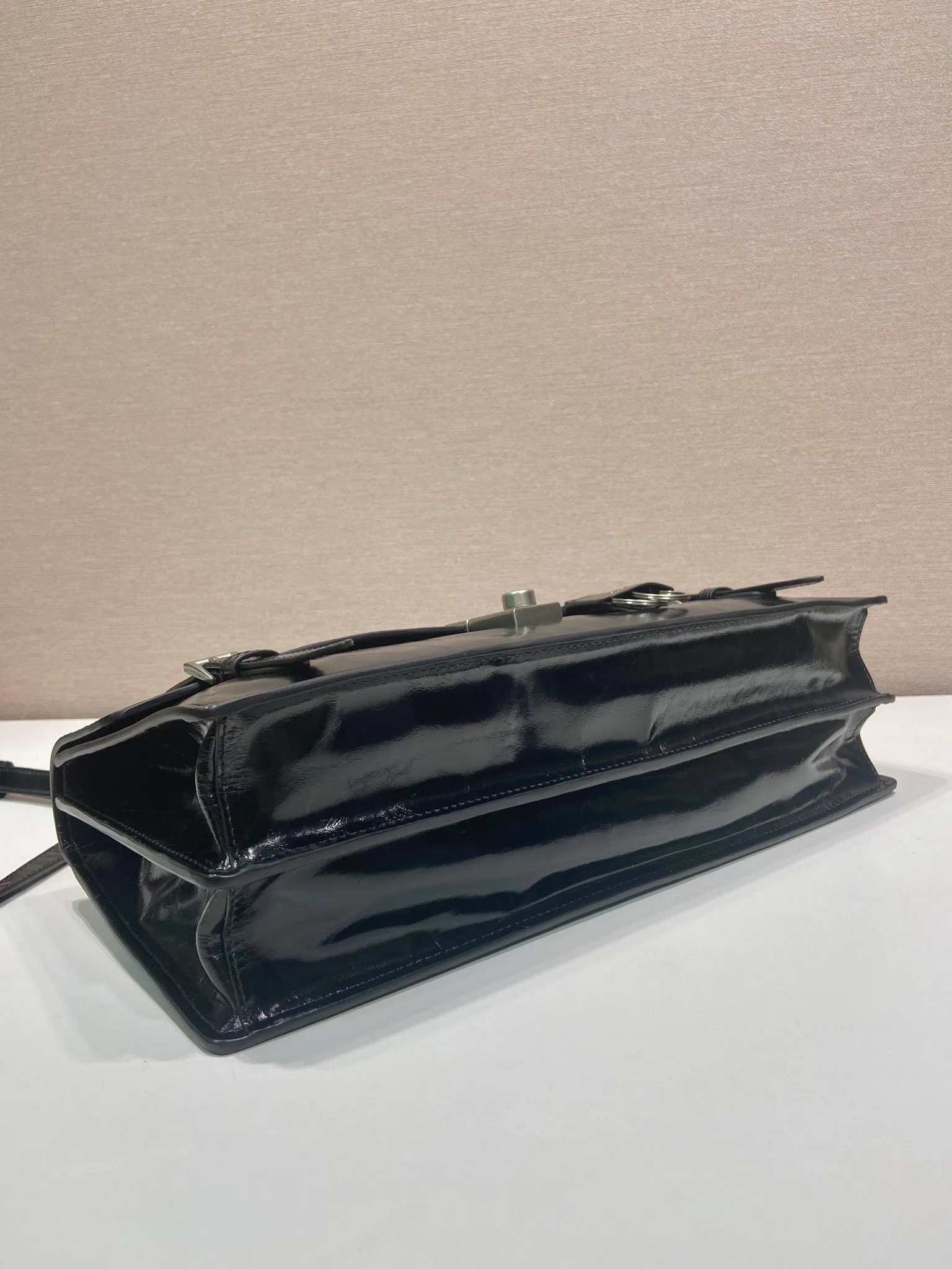 💰1900🎉New Pen Holder Bag🎉1BN024 Large🎉🎉 This leather handbag is inspired by the crisp and formal briefcase. It has a delicate and shiny texture and reinterprets the classic office style silhouette with a new attitude. Designed with exquisite soft details, it adds gentleness and versatile charm to the bag's classic shape. The classic vertical lock buckle embellishes the details, and it is equipped with a long handle, which can be carried over the shoulder, making it more practical. Another popular style that never goes out of style, hurry up and get it🎉🎉 Length 38x Height 18x ​​Bottom 10cm🎉🎉🎉💰💰💰