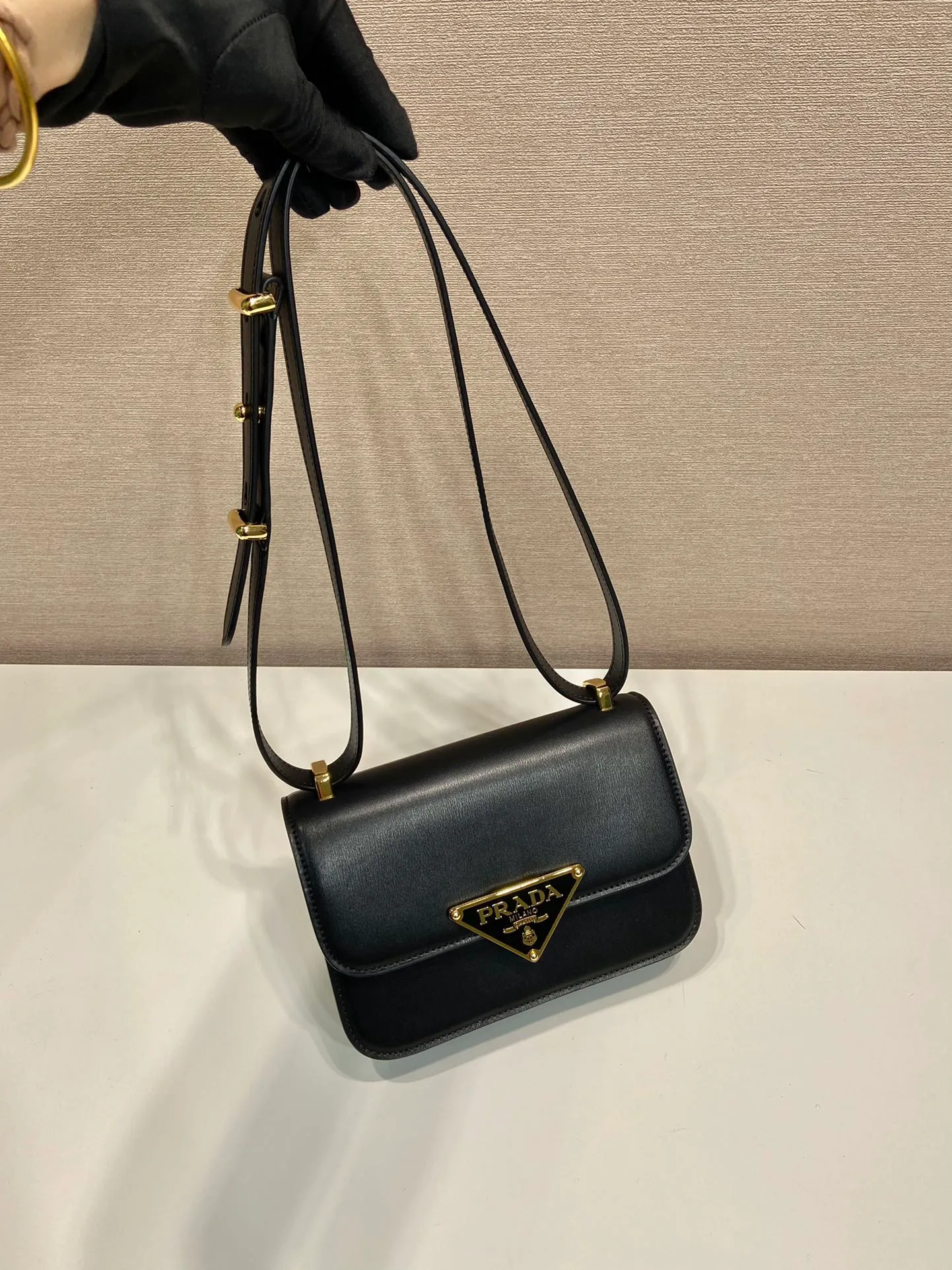 💰1520🎉New messenger bag🎉1BD340🎉🎉 This shoulder bag is made of oiled cowhide. The corner design gives the bag a modern style, the adjustable leather handle can be worn on the shoulder or cross-body, and the enameled metal triangular logo flap is decorated with a snap lock. Full of high-end feel, the top of your back instantly transforms into a girly girl, with large capacity and space. Fashionable and practical, get it now🎉👏 Length 20x Height 13.5x Bottom 5.5cm👏👏👏🎉🎉🎉