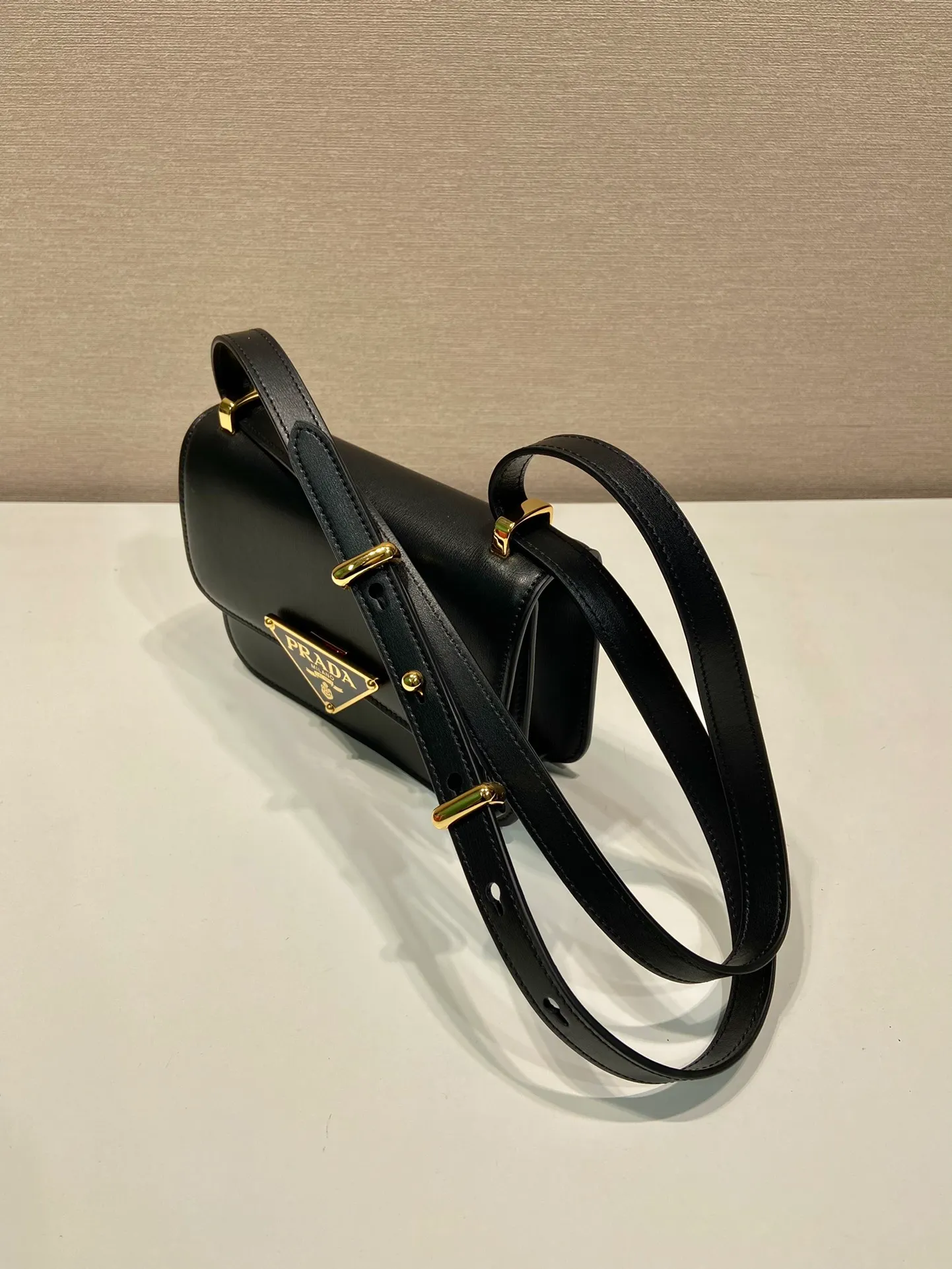 💰1520🎉New messenger bag🎉1BD340🎉🎉 This shoulder bag is made of oiled cowhide. The corner design gives the bag a modern style, the adjustable leather handle can be worn on the shoulder or cross-body, and the enameled metal triangular logo flap is decorated with a snap lock. Full of high-end feel, the top of your back instantly transforms into a girly girl, with large capacity and space. Fashionable and practical, get it now🎉👏 Length 20x Height 13.5x Bottom 5.5cm👏👏👏🎉🎉🎉