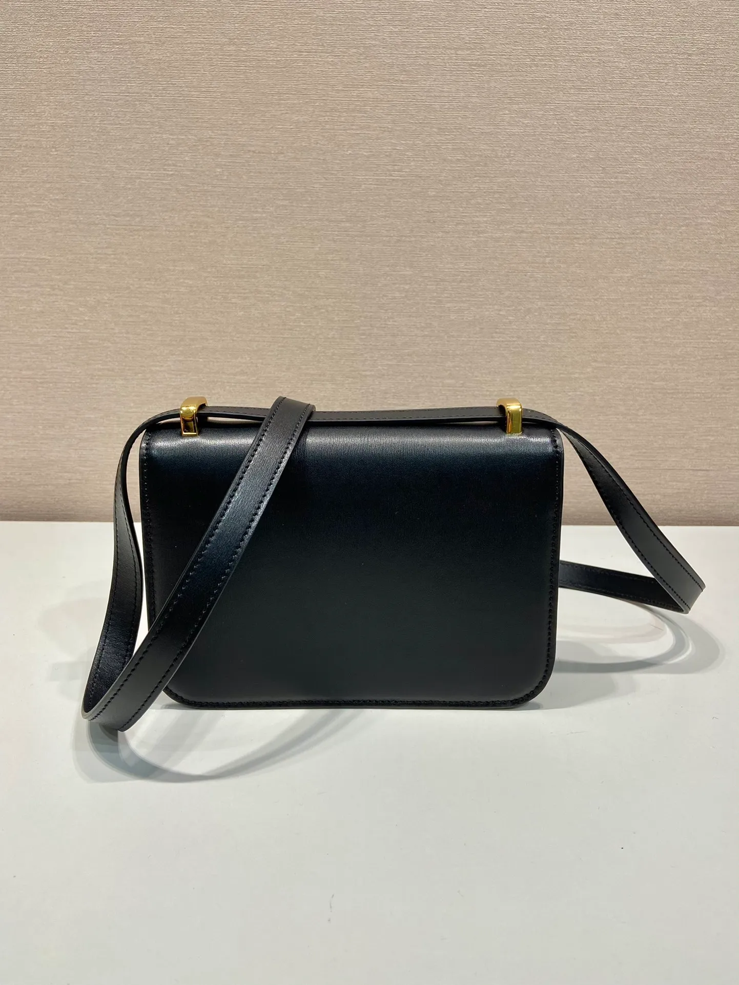 💰1520🎉New messenger bag🎉1BD340🎉🎉 This shoulder bag is made of oiled cowhide. The corner design gives the bag a modern style, the adjustable leather handle can be worn on the shoulder or cross-body, and the enameled metal triangular logo flap is decorated with a snap lock. Full of high-end feel, the top of your back instantly transforms into a girly girl, with large capacity and space. Fashionable and practical, get it now🎉👏 Length 20x Height 13.5x Bottom 5.5cm👏👏👏🎉🎉🎉