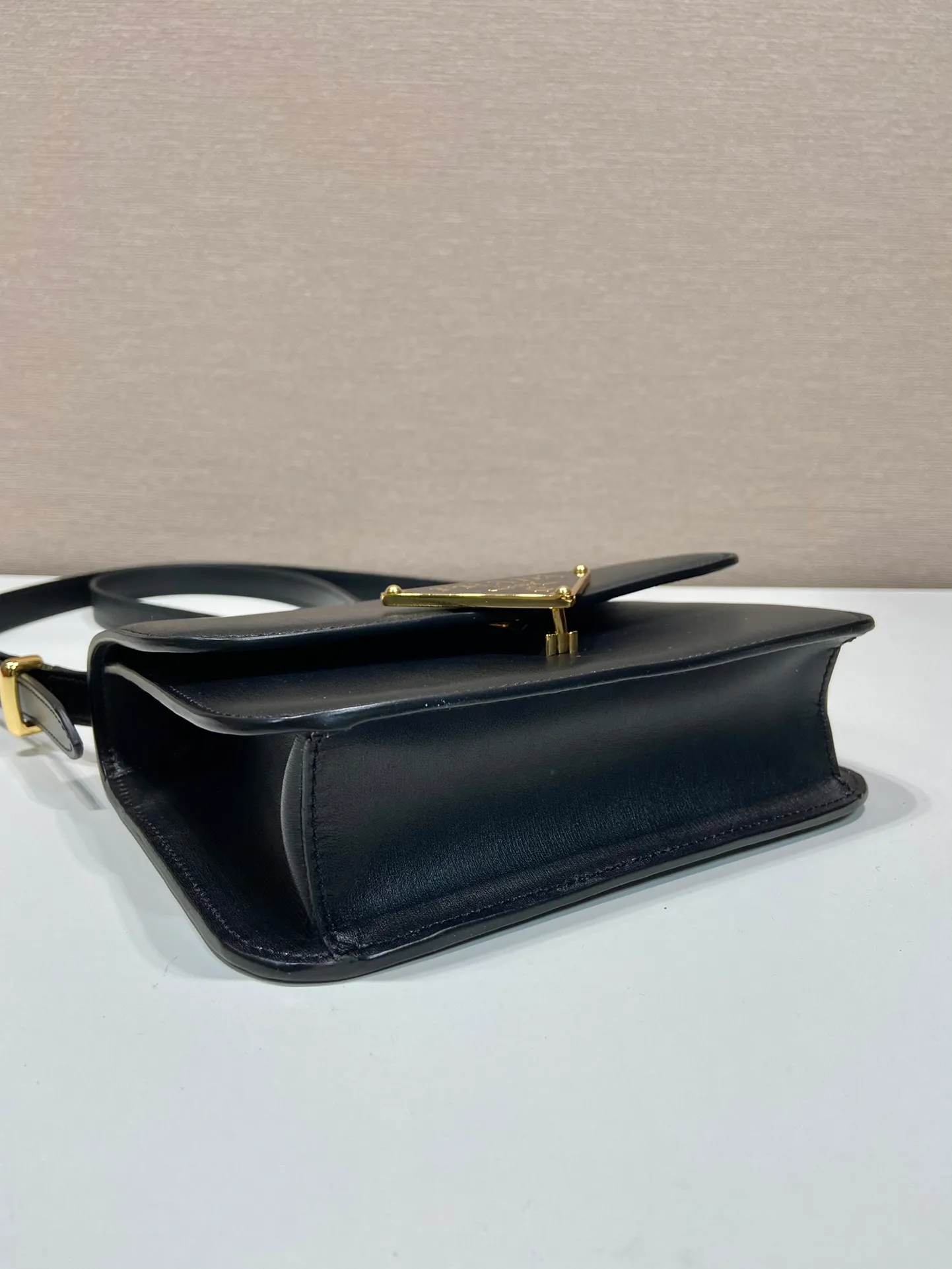 💰1520🎉New messenger bag🎉1BD340🎉🎉 This shoulder bag is made of oiled cowhide. The corner design gives the bag a modern style, the adjustable leather handle can be worn on the shoulder or cross-body, and the enameled metal triangular logo flap is decorated with a snap lock. Full of high-end feel, the top of your back instantly transforms into a girly girl, with large capacity and space. Fashionable and practical, get it now🎉👏 Length 20x Height 13.5x Bottom 5.5cm👏👏👏🎉🎉🎉
