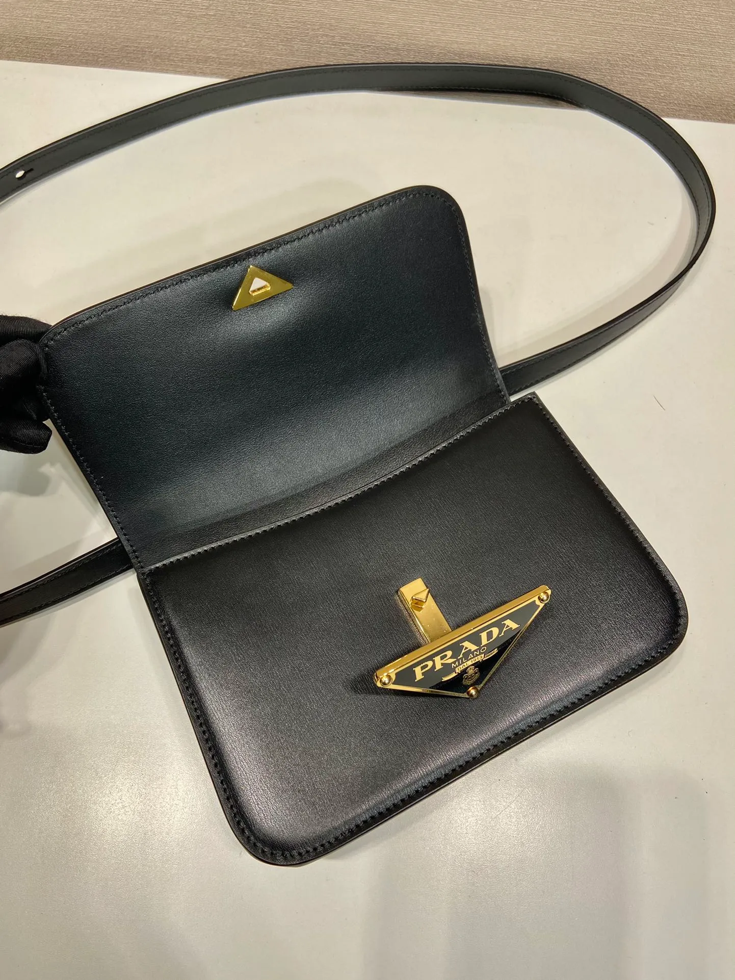 💰1520🎉New messenger bag🎉1BD340🎉🎉 This shoulder bag is made of oiled cowhide. The corner design gives the bag a modern style, the adjustable leather handle can be worn on the shoulder or cross-body, and the enameled metal triangular logo flap is decorated with a snap lock. Full of high-end feel, the top of your back instantly transforms into a girly girl, with large capacity and space. Fashionable and practical, get it now🎉👏 Length 20x Height 13.5x Bottom 5.5cm👏👏👏🎉🎉🎉