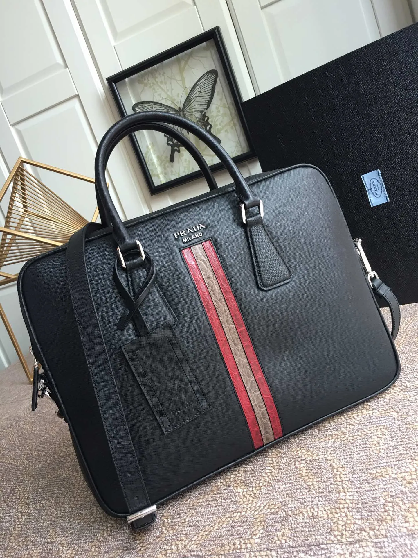 Exclusive debut 🎉🎉🎉, 2VE368G, made of original cross-grain cowhide with crocodile leather inlay in the middle, looking extra classy [strong][strong][strong], polished steel logo metal, single clip Layer design, one side bag/one zipper bag/two mobile phone pockets, lightweight and practical, the best for men😘, 175 OEM code, length 36x height 28x bottom 4cm, 💰2100