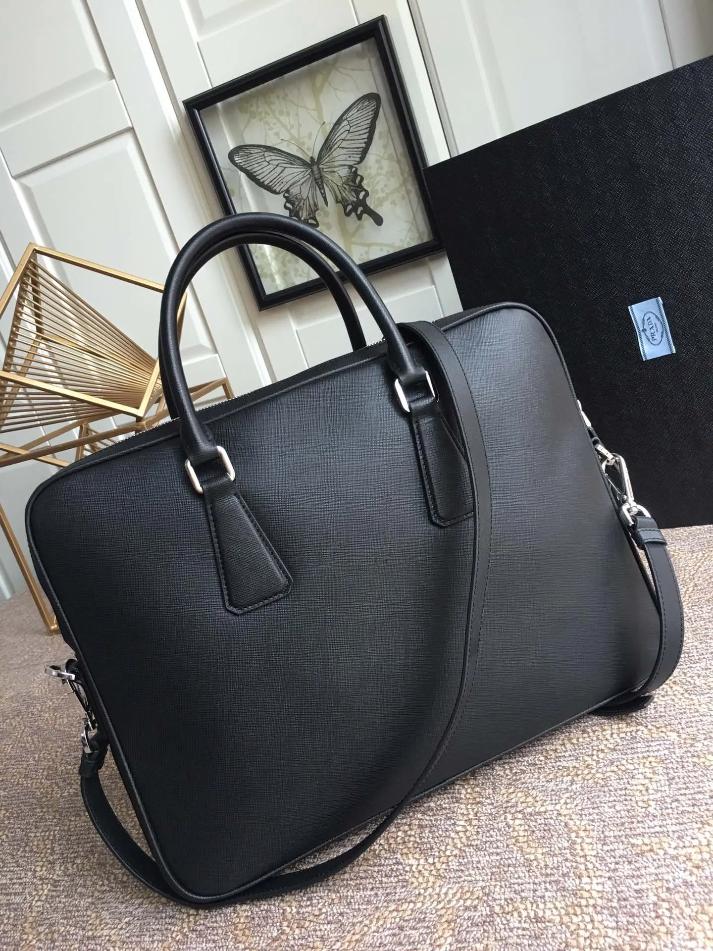 Exclusive debut 🎉🎉🎉, 2VE368G, made of original cross-grain cowhide with crocodile leather inlay in the middle, looking extra classy [strong][strong][strong], polished steel logo metal, single clip Layer design, one side bag/one zipper bag/two mobile phone pockets, lightweight and practical, the best for men😘, 175 OEM code, length 36x height 28x bottom 4cm, 💰2100