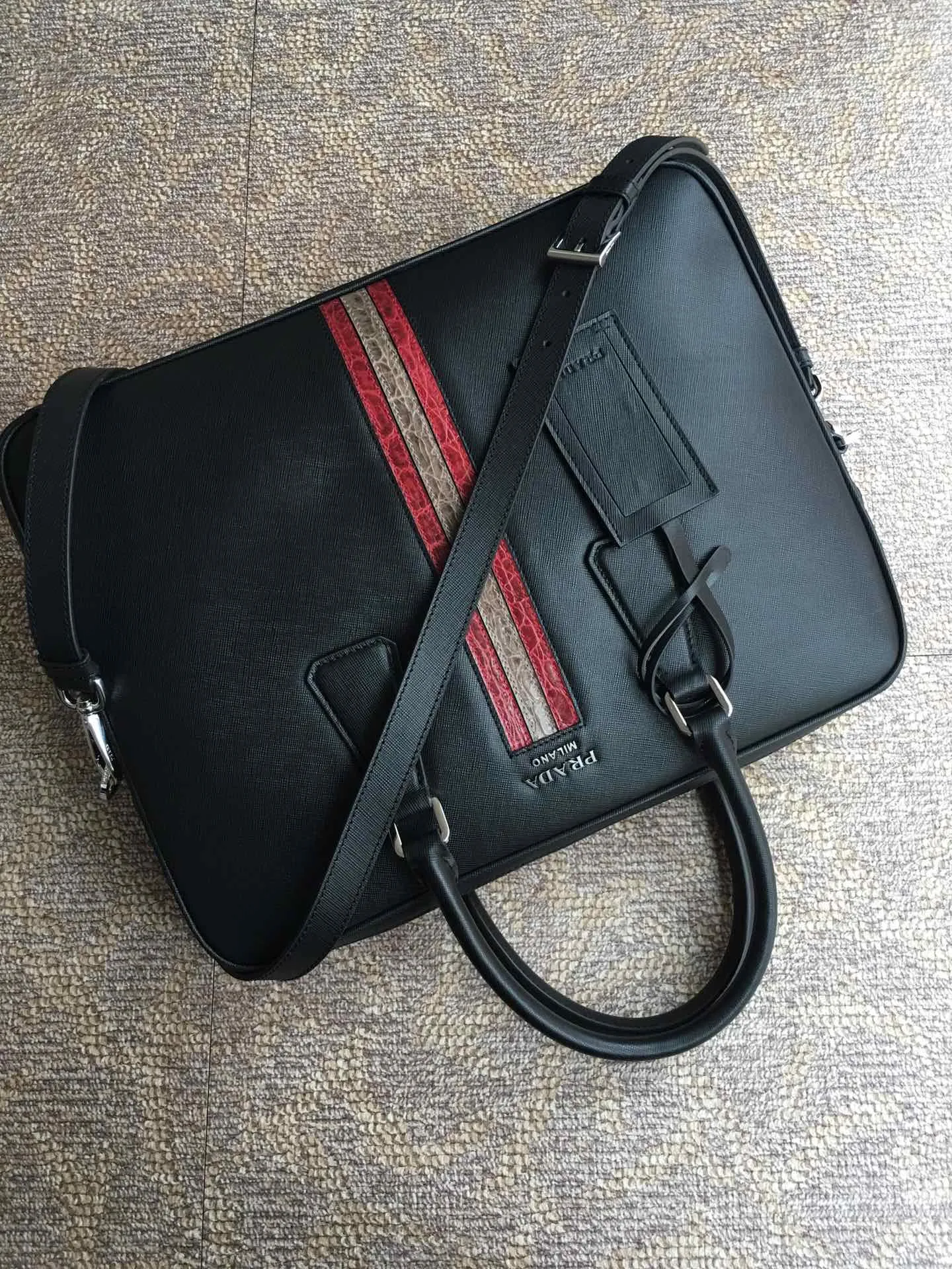 Exclusive debut 🎉🎉🎉, 2VE368G, made of original cross-grain cowhide with crocodile leather inlay in the middle, looking extra classy [strong][strong][strong], polished steel logo metal, single clip Layer design, one side bag/one zipper bag/two mobile phone pockets, lightweight and practical, the best for men😘, 175 OEM code, length 36x height 28x bottom 4cm, 💰2100