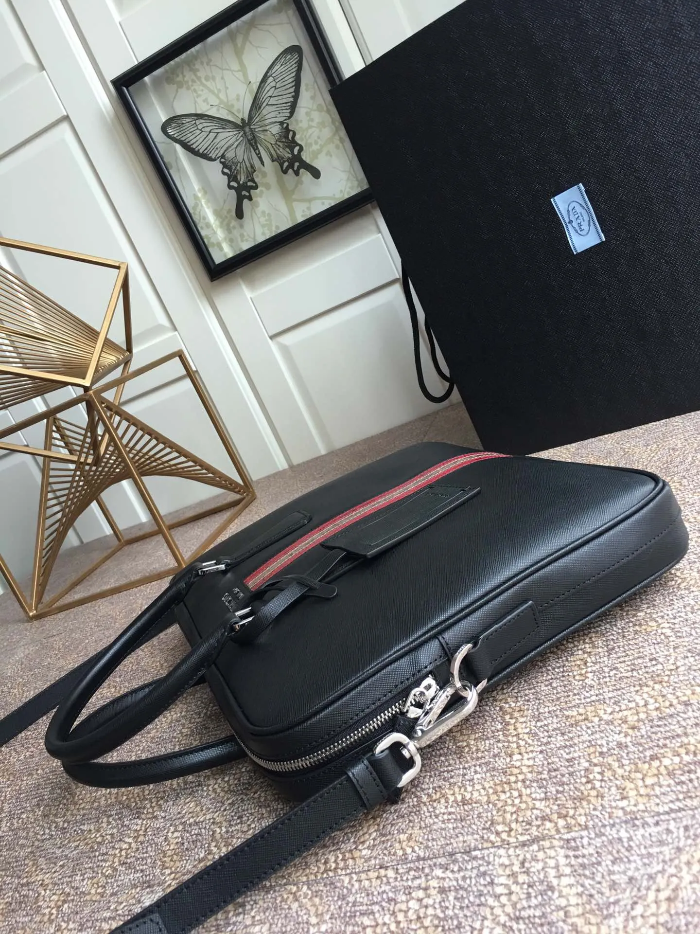 Exclusive debut 🎉🎉🎉, 2VE368G, made of original cross-grain cowhide with crocodile leather inlay in the middle, looking extra classy [strong][strong][strong], polished steel logo metal, single clip Layer design, one side bag/one zipper bag/two mobile phone pockets, lightweight and practical, the best for men😘, 175 OEM code, length 36x height 28x bottom 4cm, 💰2100
