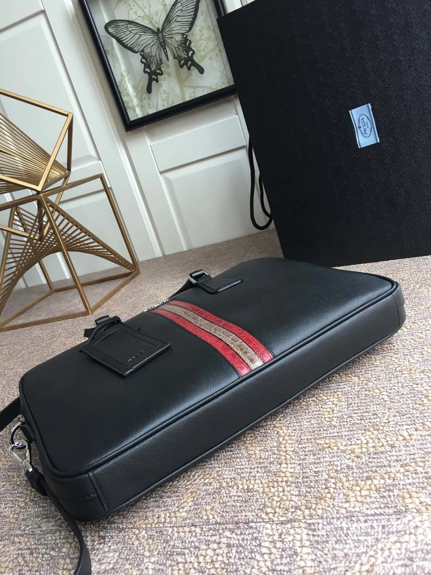 Exclusive debut 🎉🎉🎉, 2VE368G, made of original cross-grain cowhide with crocodile leather inlay in the middle, looking extra classy [strong][strong][strong], polished steel logo metal, single clip Layer design, one side bag/one zipper bag/two mobile phone pockets, lightweight and practical, the best for men😘, 175 OEM code, length 36x height 28x bottom 4cm, 💰2100