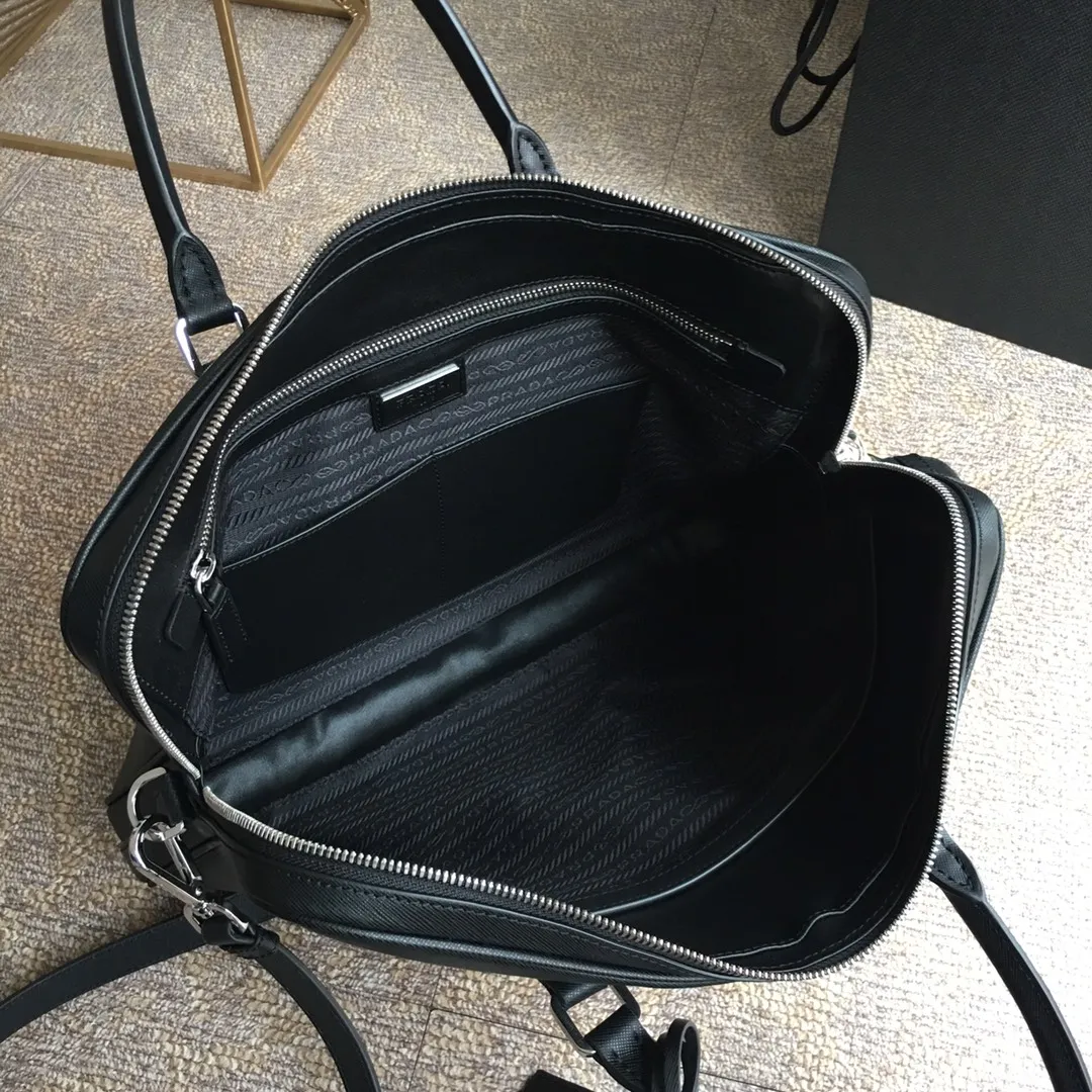 Exclusive debut 🎉🎉🎉, 2VE368G, made of original cross-grain cowhide with crocodile leather inlay in the middle, looking extra classy [strong][strong][strong], polished steel logo metal, single clip Layer design, one side bag/one zipper bag/two mobile phone pockets, lightweight and practical, the best for men😘, 175 OEM code, length 36x height 28x bottom 4cm, 💰2100