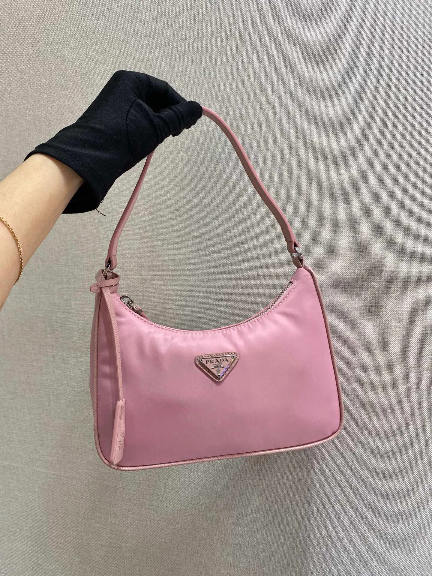 🔥New color Barbie pink🔥Original quality👍New 1NE204 moon-shaped second-hand bag, made of imported original parachute fabric, hand-operated cross-grain cowhide, lightweight and practical Hobo armpit bag, super simple and eye-catching👍👍, small/light/packable/easy to match/fashionable armpit bag, and can be carried by hand, super easy to use😍😍. It is currently the most popular bag among celebrities, aren’t you excited😜😜, ladies, hurry up, length 22X height 12 people x base 6cm👏👏👏💰💰💰P700