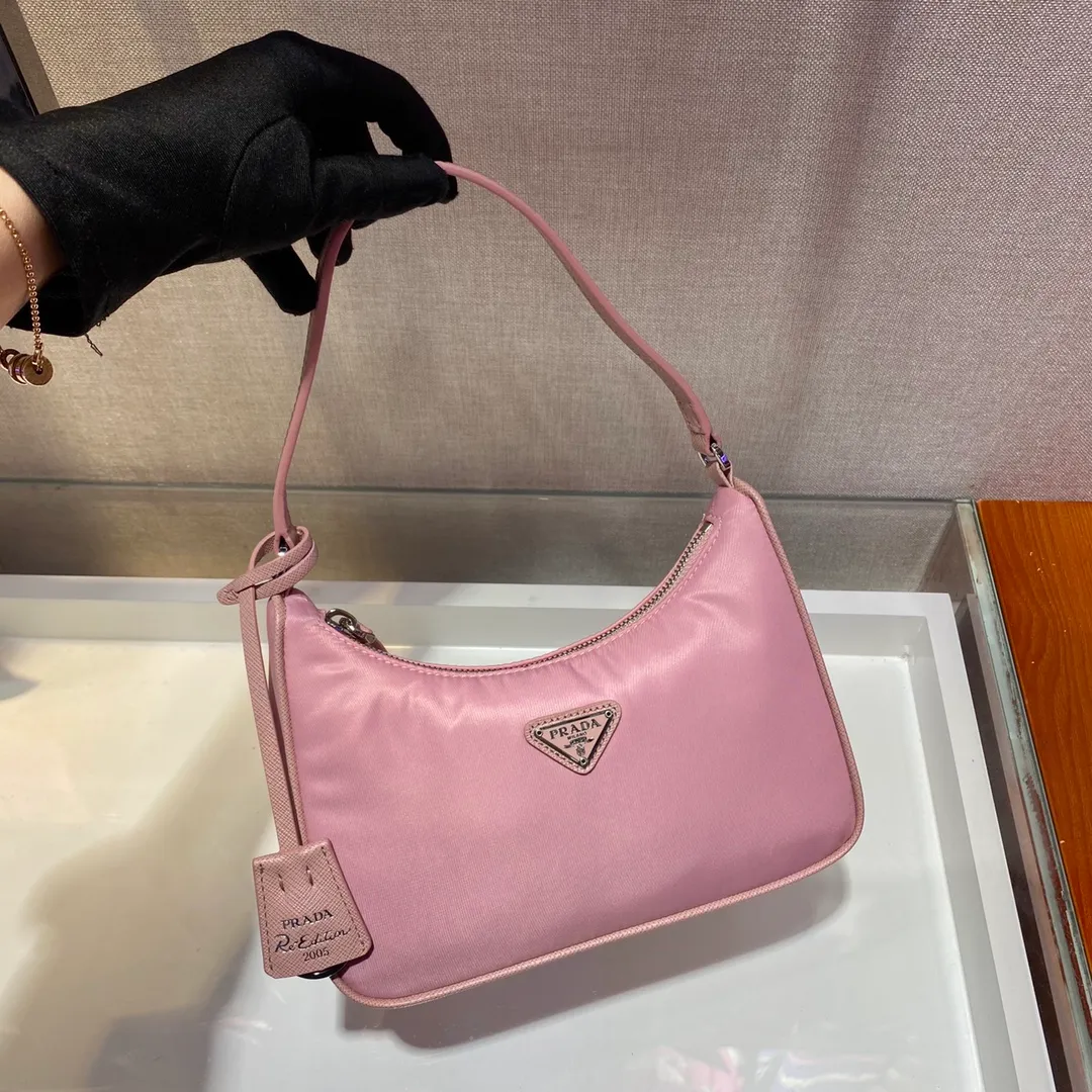 🔥New color Barbie pink🔥Original quality👍New 1NE204 moon-shaped second-hand bag, made of imported original parachute fabric, hand-operated cross-grain cowhide, lightweight and practical Hobo armpit bag, super simple and eye-catching👍👍, small/light/packable/easy to match/fashionable armpit bag, and can be carried by hand, super easy to use😍😍. It is currently the most popular bag among celebrities, aren’t you excited😜😜, ladies, hurry up, length 22X height 12 people x base 6cm👏👏👏💰💰💰P700
