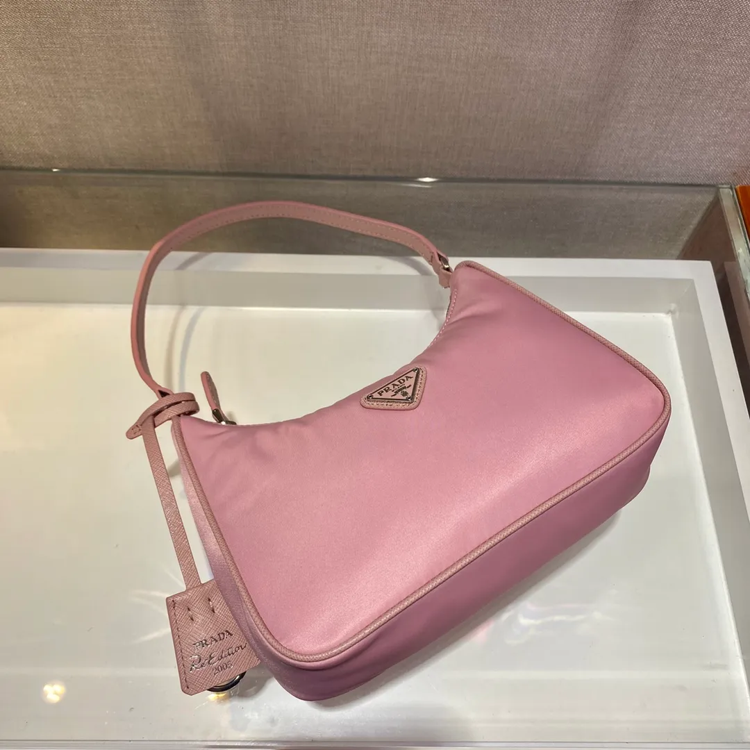 🔥New color Barbie pink🔥Original quality👍New 1NE204 moon-shaped second-hand bag, made of imported original parachute fabric, hand-operated cross-grain cowhide, lightweight and practical Hobo armpit bag, super simple and eye-catching👍👍, small/light/packable/easy to match/fashionable armpit bag, and can be carried by hand, super easy to use😍😍. It is currently the most popular bag among celebrities, aren’t you excited😜😜, ladies, hurry up, length 22X height 12 people x base 6cm👏👏👏💰💰💰P700