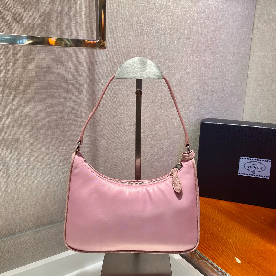 🔥New color Barbie pink🔥Original quality👍New 1NE204 moon-shaped second-hand bag, made of imported original parachute fabric, hand-operated cross-grain cowhide, lightweight and practical Hobo armpit bag, super simple and eye-catching👍👍, small/light/packable/easy to match/fashionable armpit bag, and can be carried by hand, super easy to use😍😍. It is currently the most popular bag among celebrities, aren’t you excited😜😜, ladies, hurry up, length 22X height 12 people x base 6cm👏👏👏💰💰💰P700