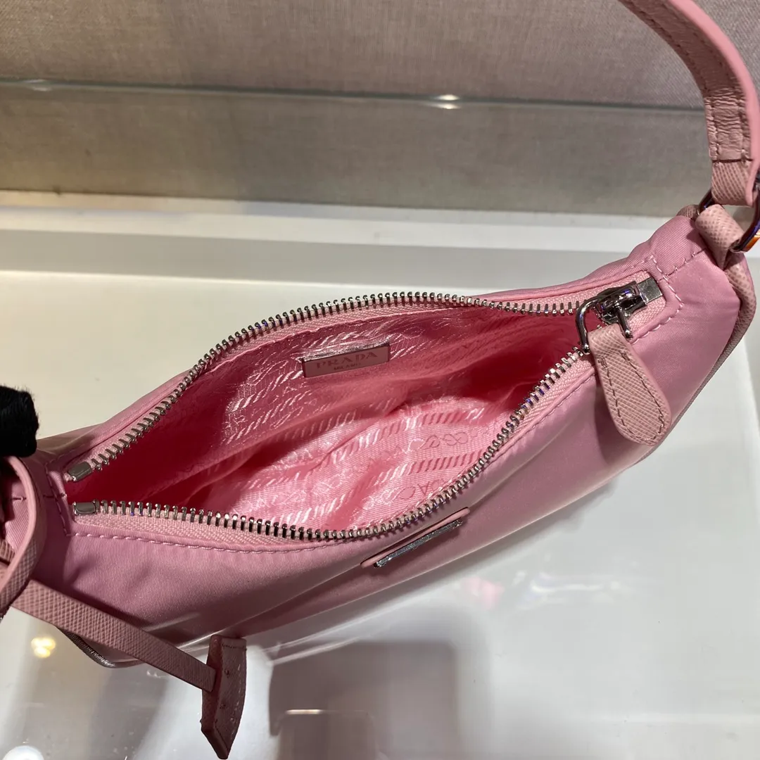 🔥New color Barbie pink🔥Original quality👍New 1NE204 moon-shaped second-hand bag, made of imported original parachute fabric, hand-operated cross-grain cowhide, lightweight and practical Hobo armpit bag, super simple and eye-catching👍👍, small/light/packable/easy to match/fashionable armpit bag, and can be carried by hand, super easy to use😍😍. It is currently the most popular bag among celebrities, aren’t you excited😜😜, ladies, hurry up, length 22X height 12 people x base 6cm👏👏👏💰💰💰P700