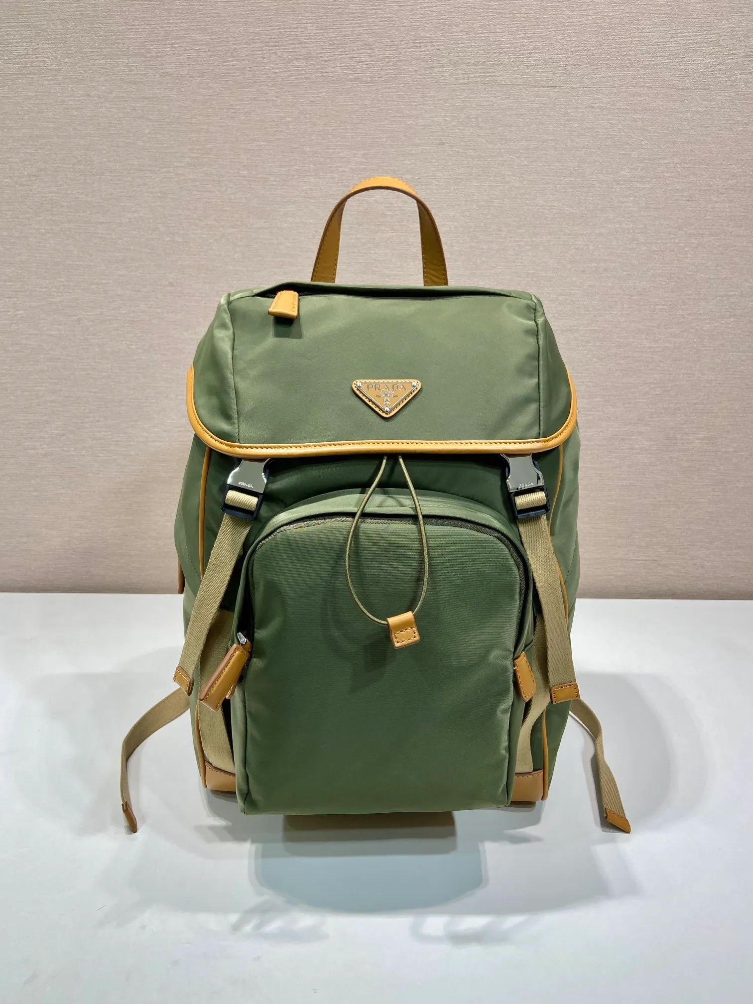 💰1460🎉New double shoulder straps🎉2VZ135 new color🎉🎉 This nylon backpack is decorated with contrasting calfskin trim, using creativity and technology to create a unique style. Multiple pockets and a technical padded back are design features. A new style among classics, fashionable and elegant👍👍Another classic that will never go out of style👏👏Length 27x Height 45x Bottom 17cm👏👏👏💰💰💰
