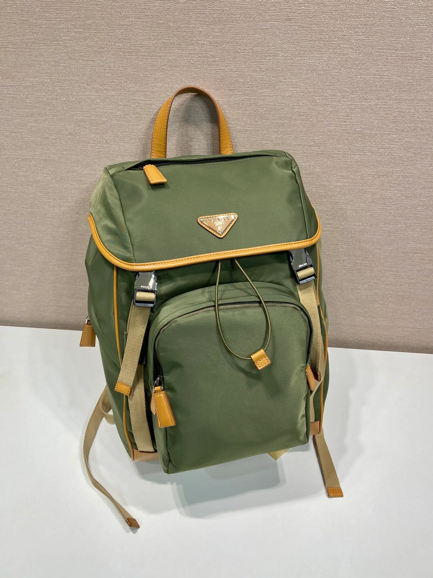 💰1460🎉New double shoulder straps🎉2VZ135 new color🎉🎉 This nylon backpack is decorated with contrasting calfskin trim, using creativity and technology to create a unique style. Multiple pockets and a technical padded back are design features. A new style among classics, fashionable and elegant👍👍Another classic that will never go out of style👏👏Length 27x Height 45x Bottom 17cm👏👏👏💰💰💰