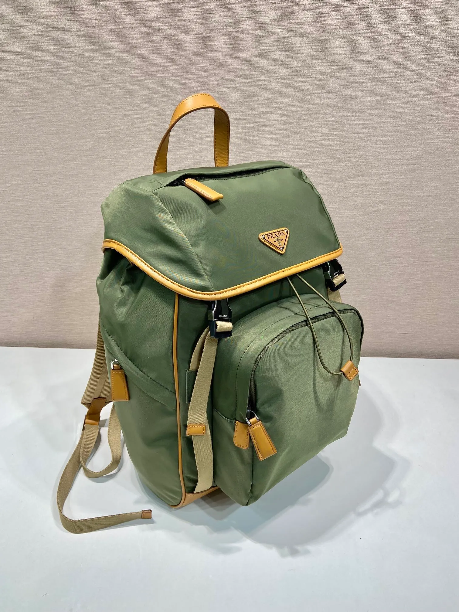 💰1460🎉New double shoulder straps🎉2VZ135 new color🎉🎉 This nylon backpack is decorated with contrasting calfskin trim, using creativity and technology to create a unique style. Multiple pockets and a technical padded back are design features. A new style among classics, fashionable and elegant👍👍Another classic that will never go out of style👏👏Length 27x Height 45x Bottom 17cm👏👏👏💰💰💰