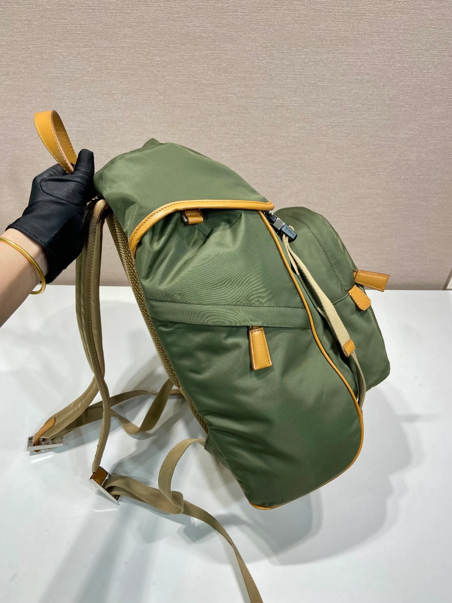💰1460🎉New double shoulder straps🎉2VZ135 new color🎉🎉 This nylon backpack is decorated with contrasting calfskin trim, using creativity and technology to create a unique style. Multiple pockets and a technical padded back are design features. A new style among classics, fashionable and elegant👍👍Another classic that will never go out of style👏👏Length 27x Height 45x Bottom 17cm👏👏👏💰💰💰