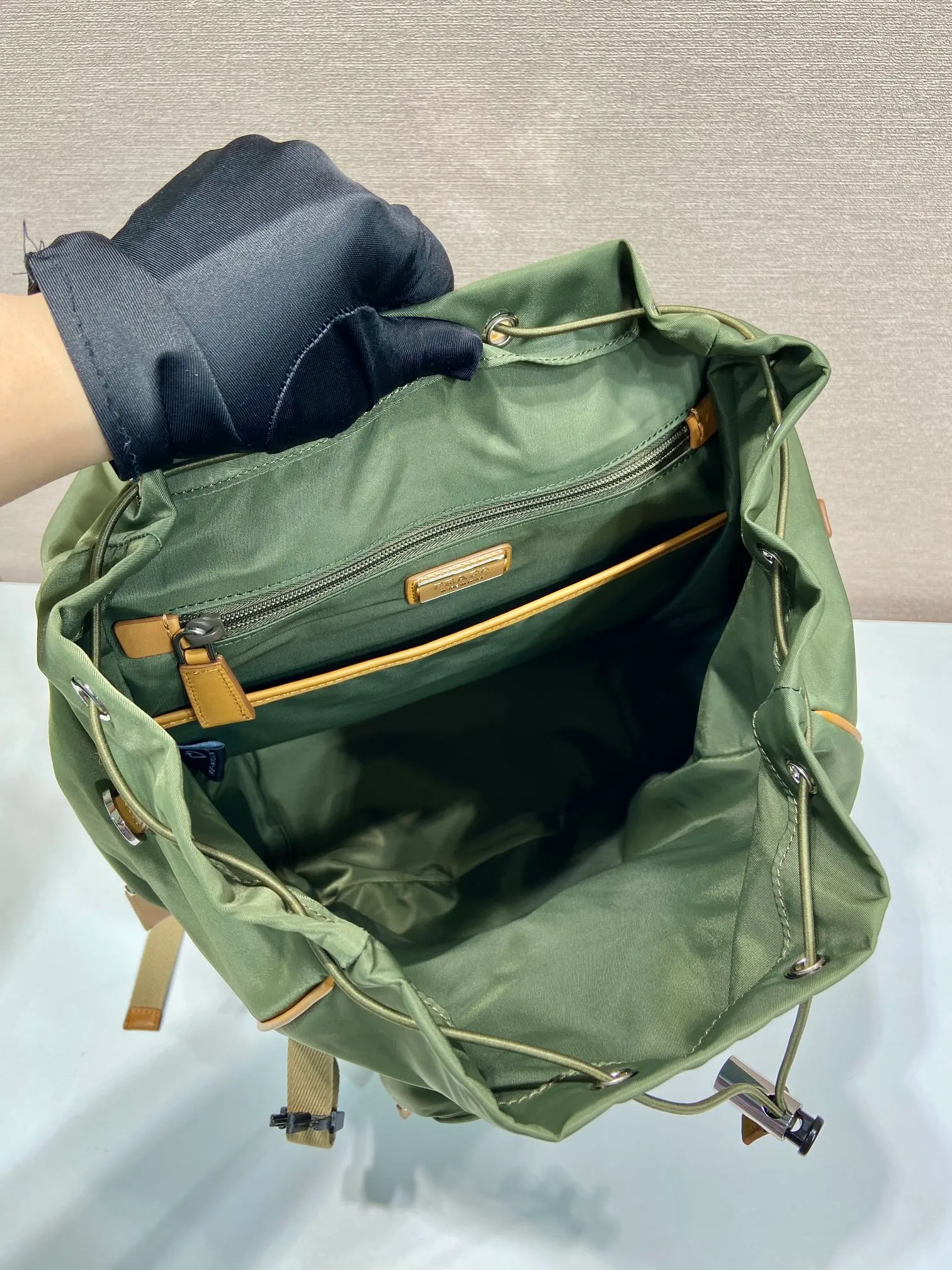 💰1460🎉New double shoulder straps🎉2VZ135 new color🎉🎉 This nylon backpack is decorated with contrasting calfskin trim, using creativity and technology to create a unique style. Multiple pockets and a technical padded back are design features. A new style among classics, fashionable and elegant👍👍Another classic that will never go out of style👏👏Length 27x Height 45x Bottom 17cm👏👏👏💰💰💰