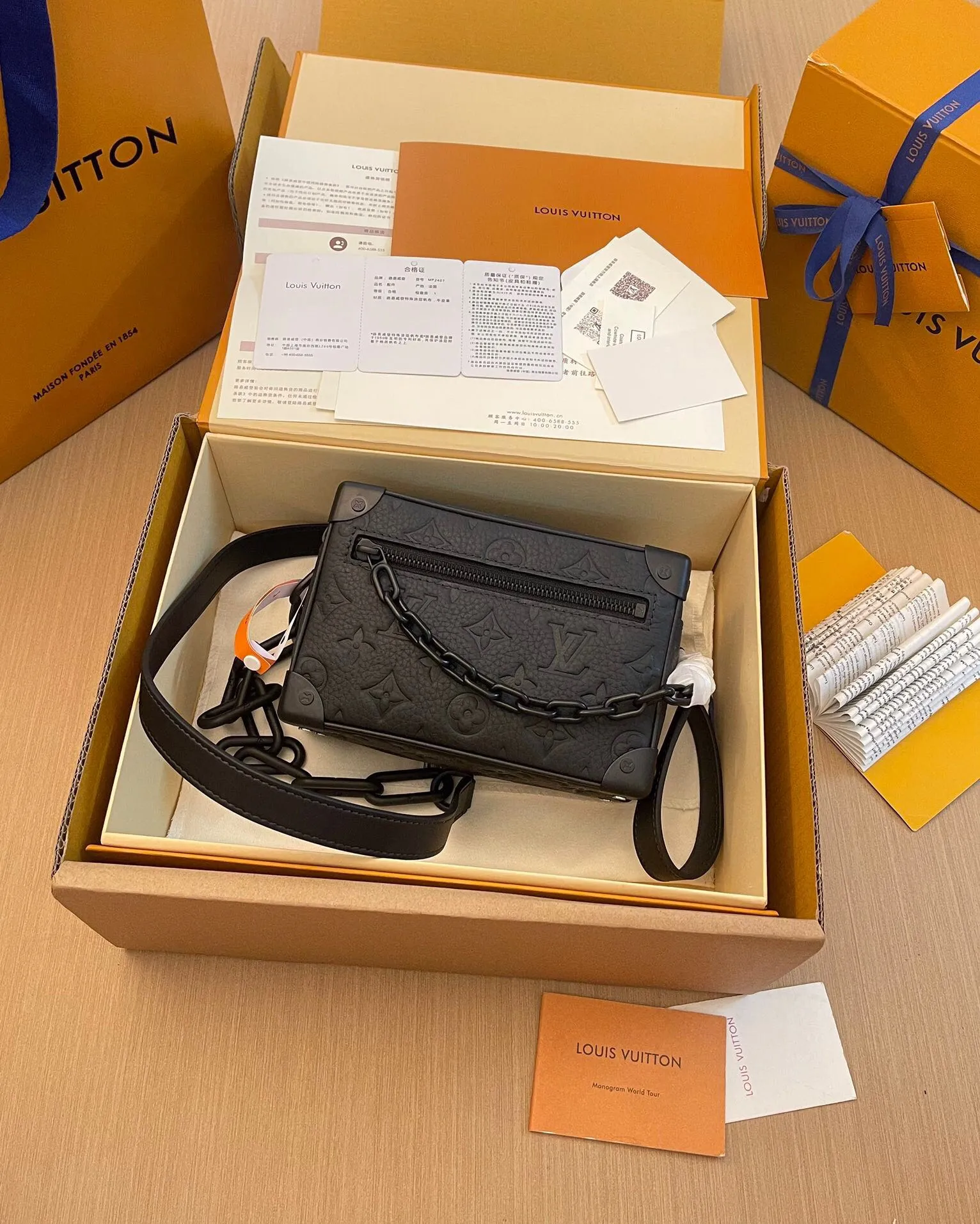 P¥840👉nfc dynamic chip version👈【Top inspection-free all-steel hardware】Soft Trunk mini handbag is made of Taurillon leather with embossed Monogram pattern, with riveted corners and square shape, inheriting the charm of Louis Vuitton's traditional hard box design. One matte chain connects to the zipper, while the other is cleverly integrated into the shoulder strap, adding modern charm to the sophisticated design. Taurillon cow leather - Textile lining - Cow leather trim - Matt metal hardware - Zip outer pocket - Inner patch pocket - Shoulder strap, non-detachable and adjustable! ! Model: M55702; Size: 18.5x13x8CM.