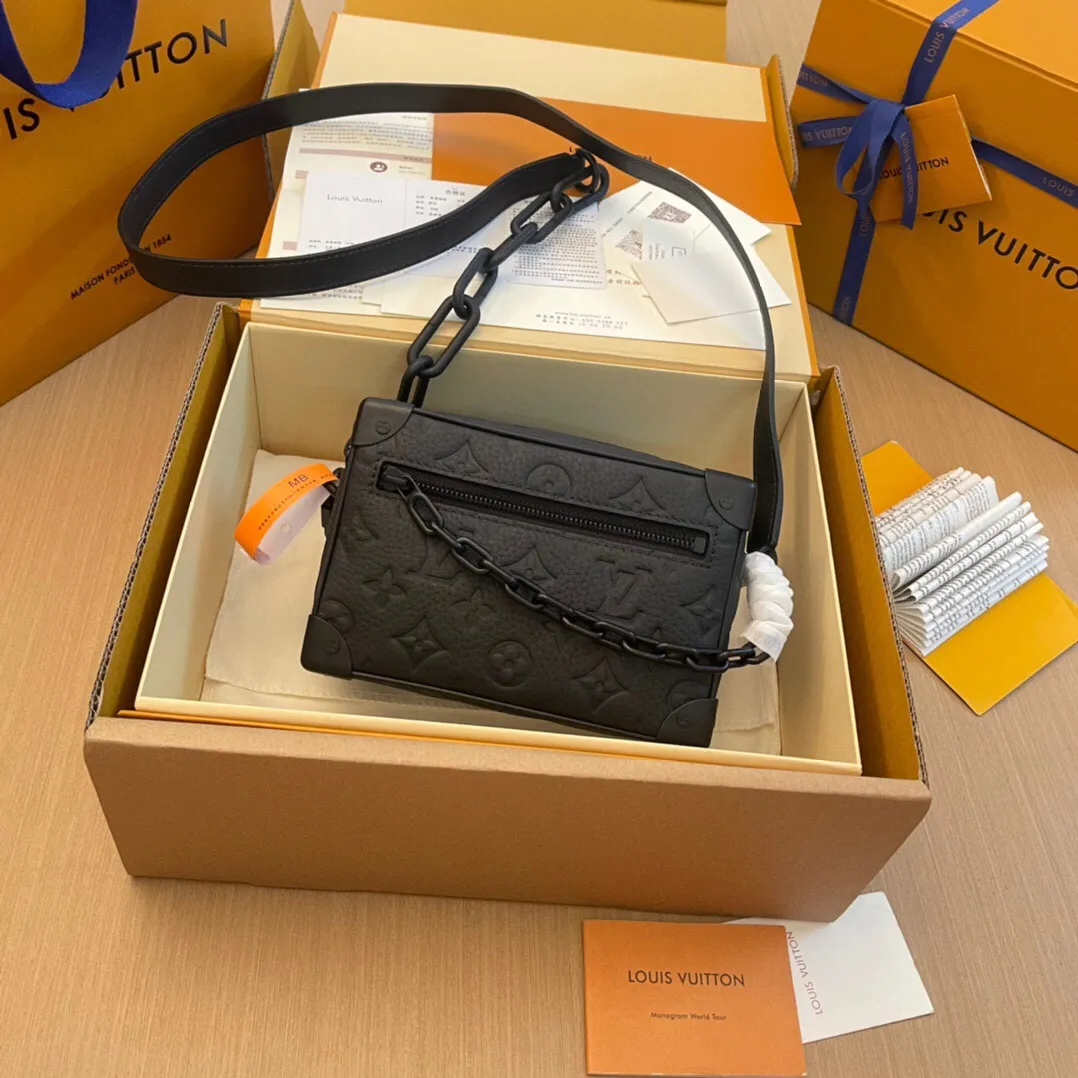 P¥840👉nfc dynamic chip version👈【Top inspection-free all-steel hardware】Soft Trunk mini handbag is made of Taurillon leather with embossed Monogram pattern, with riveted corners and square shape, inheriting the charm of Louis Vuitton's traditional hard box design. One matte chain connects to the zipper, while the other is cleverly integrated into the shoulder strap, adding modern charm to the sophisticated design. Taurillon cow leather - Textile lining - Cow leather trim - Matt metal hardware - Zip outer pocket - Inner patch pocket - Shoulder strap, non-detachable and adjustable! ! Model: M55702; Size: 18.5x13x8CM.