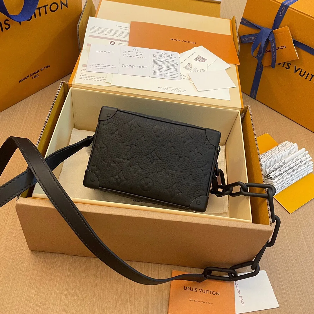 P¥840👉nfc dynamic chip version👈【Top inspection-free all-steel hardware】Soft Trunk mini handbag is made of Taurillon leather with embossed Monogram pattern, with riveted corners and square shape, inheriting the charm of Louis Vuitton's traditional hard box design. One matte chain connects to the zipper, while the other is cleverly integrated into the shoulder strap, adding modern charm to the sophisticated design. Taurillon cow leather - Textile lining - Cow leather trim - Matt metal hardware - Zip outer pocket - Inner patch pocket - Shoulder strap, non-detachable and adjustable! ! Model: M55702; Size: 18.5x13x8CM.