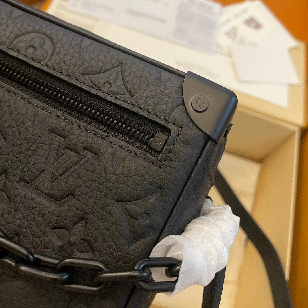 P¥840👉nfc dynamic chip version👈【Top inspection-free all-steel hardware】Soft Trunk mini handbag is made of Taurillon leather with embossed Monogram pattern, with riveted corners and square shape, inheriting the charm of Louis Vuitton's traditional hard box design. One matte chain connects to the zipper, while the other is cleverly integrated into the shoulder strap, adding modern charm to the sophisticated design. Taurillon cow leather - Textile lining - Cow leather trim - Matt metal hardware - Zip outer pocket - Inner patch pocket - Shoulder strap, non-detachable and adjustable! ! Model: M55702; Size: 18.5x13x8CM.