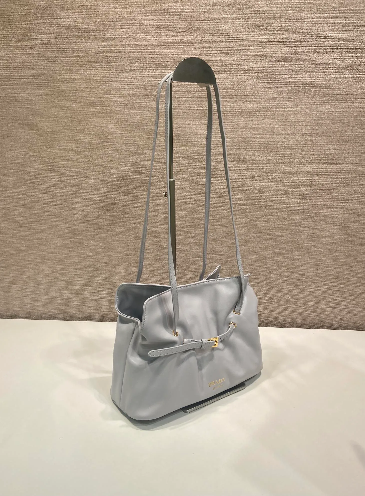💰1500🎉New cloud bag🎉1BG586 new color🎉🎉 This one-shoulder cloud bag is made of imported sheepskin, and the interior is made of imported sheepskin. It feels very soft and comfortable👍👍The middle compartment pocket is designed with a suction buckle, top-grade hardware, and the upper body effect is very nice and fashionable😘😘. It has large capacity and is a timeless hot item🎉worth owning🎉🎉 Length 25x Height 17.5x Bottom 11.5cm🎉🎉🎉💰💰💰