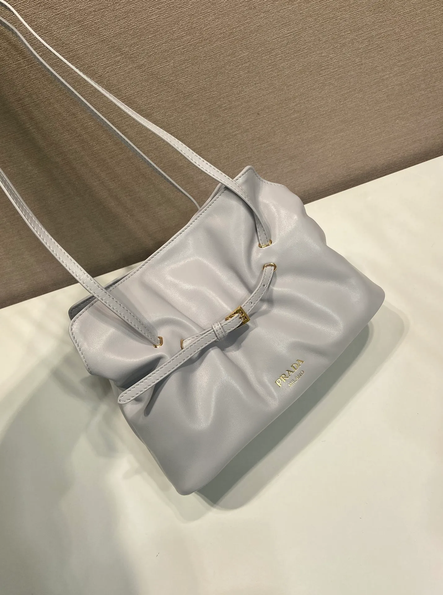 💰1500🎉New cloud bag🎉1BG586 new color🎉🎉 This one-shoulder cloud bag is made of imported sheepskin, and the interior is made of imported sheepskin. It feels very soft and comfortable👍👍The middle compartment pocket is designed with a suction buckle, top-grade hardware, and the upper body effect is very nice and fashionable😘😘. It has large capacity and is a timeless hot item🎉worth owning🎉🎉 Length 25x Height 17.5x Bottom 11.5cm🎉🎉🎉💰💰💰