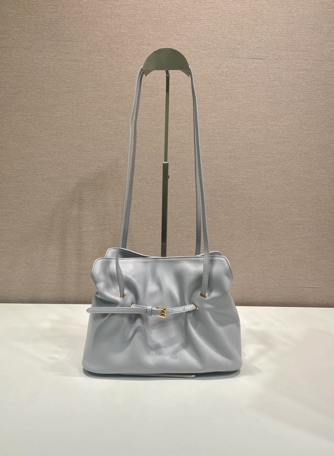 💰1500🎉New cloud bag🎉1BG586 new color🎉🎉 This one-shoulder cloud bag is made of imported sheepskin, and the interior is made of imported sheepskin. It feels very soft and comfortable👍👍The middle compartment pocket is designed with a suction buckle, top-grade hardware, and the upper body effect is very nice and fashionable😘😘. It has large capacity and is a timeless hot item🎉worth owning🎉🎉 Length 25x Height 17.5x Bottom 11.5cm🎉🎉🎉💰💰💰