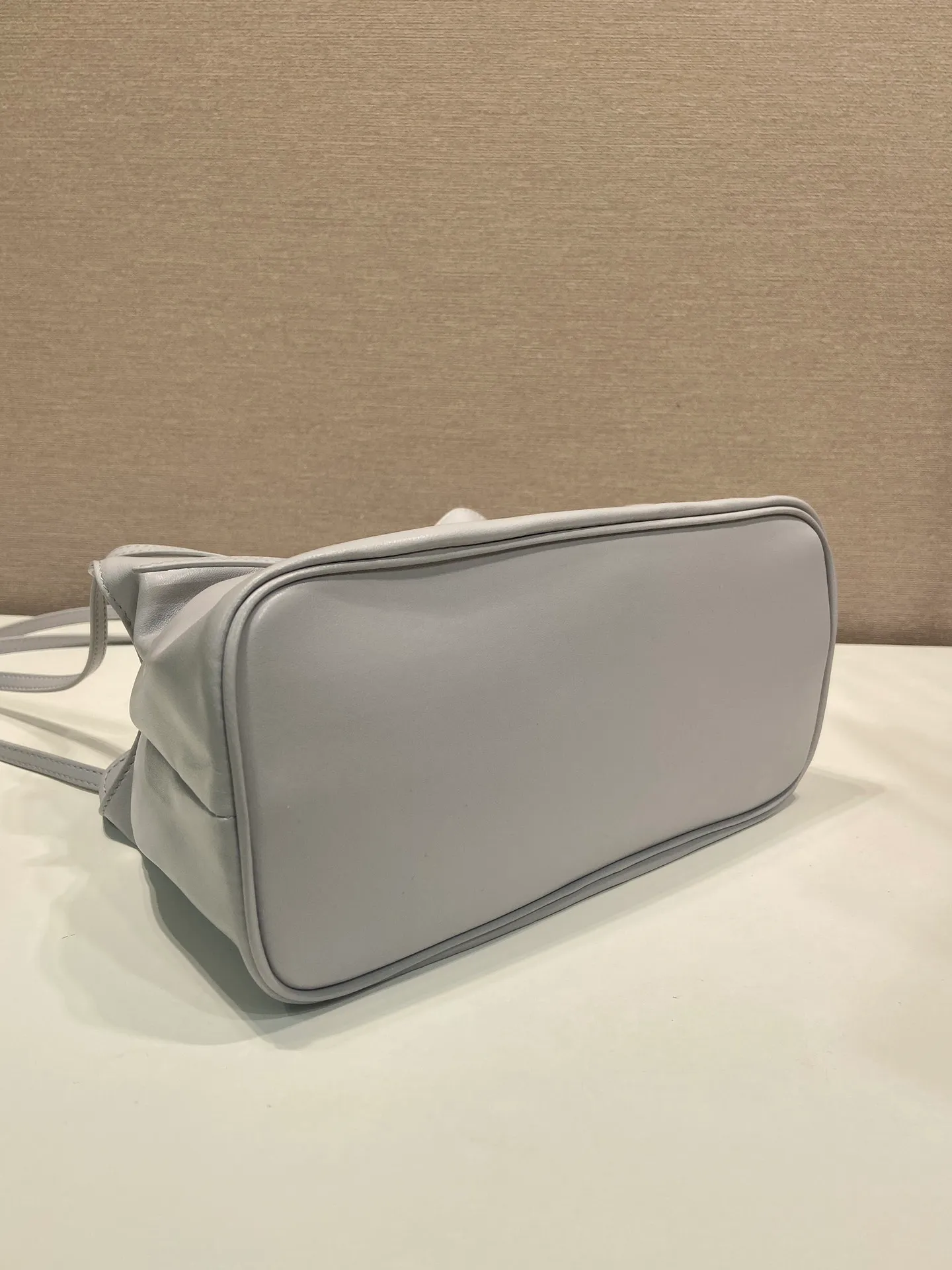 💰1500🎉New cloud bag🎉1BG586 new color🎉🎉 This one-shoulder cloud bag is made of imported sheepskin, and the interior is made of imported sheepskin. It feels very soft and comfortable👍👍The middle compartment pocket is designed with a suction buckle, top-grade hardware, and the upper body effect is very nice and fashionable😘😘. It has large capacity and is a timeless hot item🎉worth owning🎉🎉 Length 25x Height 17.5x Bottom 11.5cm🎉🎉🎉💰💰💰