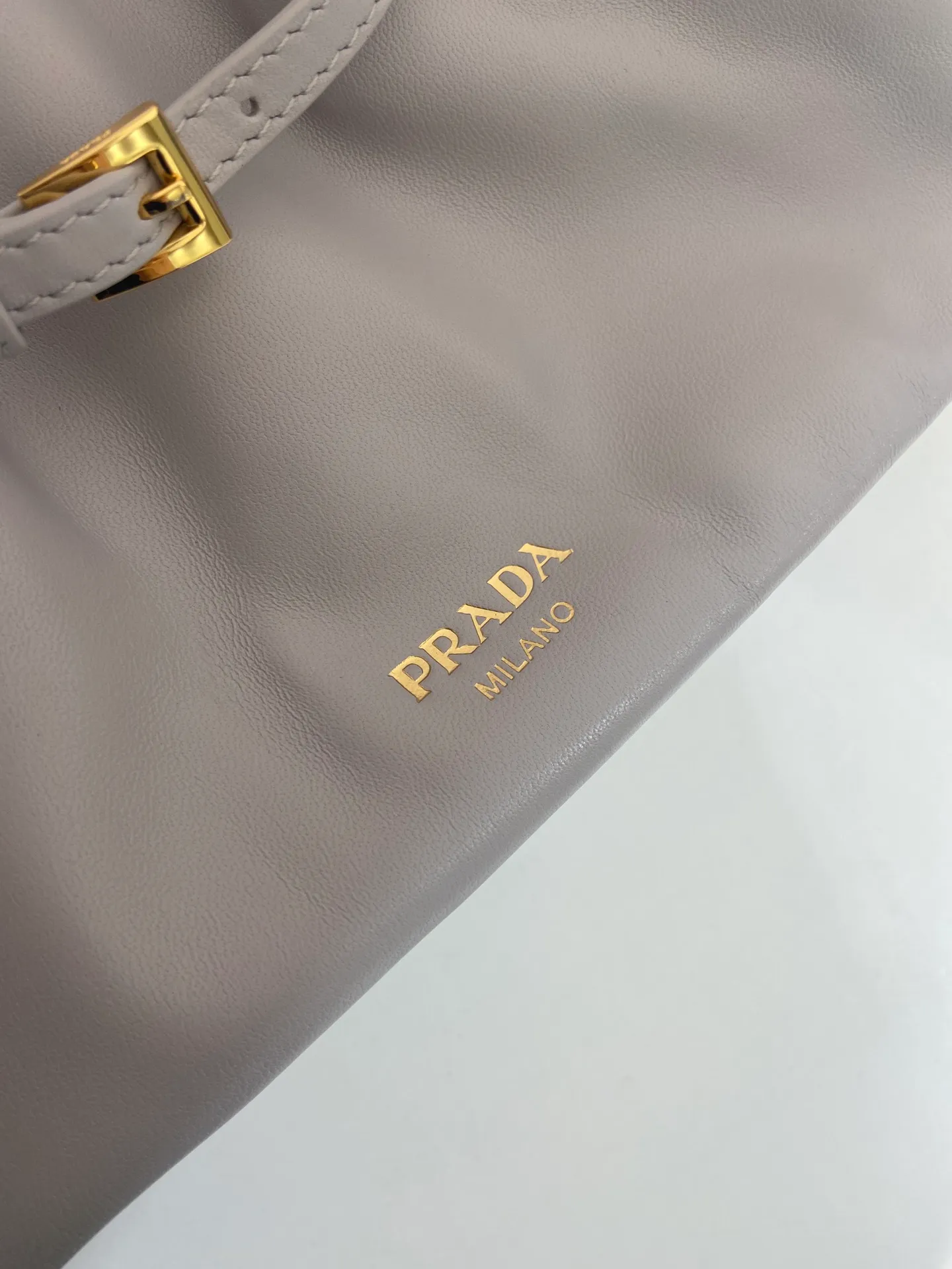💰1500🎉New cloud bag🎉1BG586 new color🎉🎉 This one-shoulder cloud bag is made of imported sheepskin, and the interior is made of imported sheepskin. It feels very soft and comfortable👍👍The middle compartment pocket is designed with a suction buckle, top-grade hardware, and the upper body effect is very nice and fashionable😘😘. It has large capacity and is a timeless hot item🎉worth owning🎉🎉 Length 25x Height 17.5x Bottom 11.5cm🎉🎉🎉💰💰💰