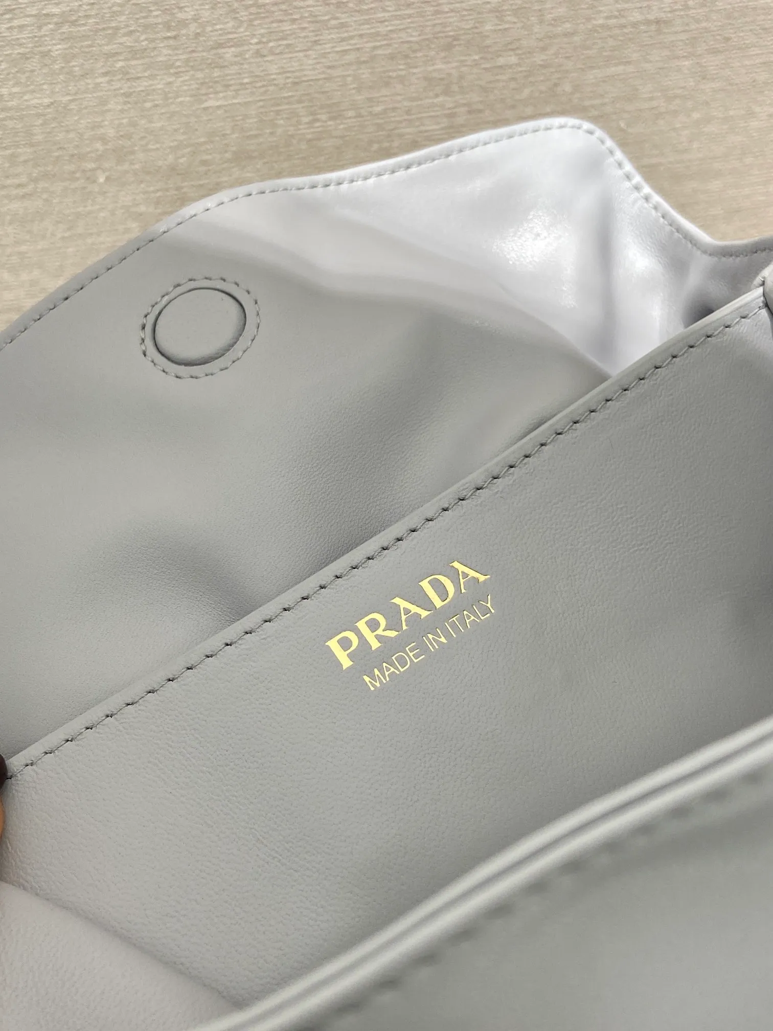 💰1500🎉New cloud bag🎉1BG586 new color🎉🎉 This one-shoulder cloud bag is made of imported sheepskin, and the interior is made of imported sheepskin. It feels very soft and comfortable👍👍The middle compartment pocket is designed with a suction buckle, top-grade hardware, and the upper body effect is very nice and fashionable😘😘. It has large capacity and is a timeless hot item🎉worth owning🎉🎉 Length 25x Height 17.5x Bottom 11.5cm🎉🎉🎉💰💰💰