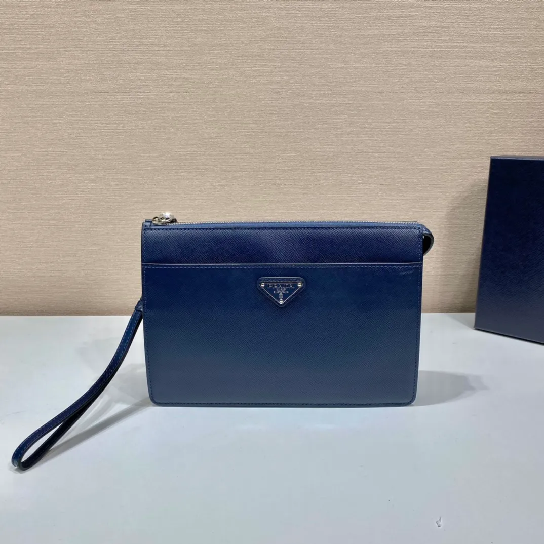 💰1120🎉New handbag🎉2VF032👏👏New color🎉👏 This stylish men's handbag comes with a removable leather wrist strap. The triangular metal logo is embellished on it, releasing a unique brand atmosphere. It is made of imported Saffiano leather material, with metal accessories on the top, a zipper compartment, an internal pocket, six card slots, and two magnetic buckle external pockets. It is simple and elegant, and it is worth having for men. Hurry up and get it🙊🙊Length 25X height 17x bottom 4cm