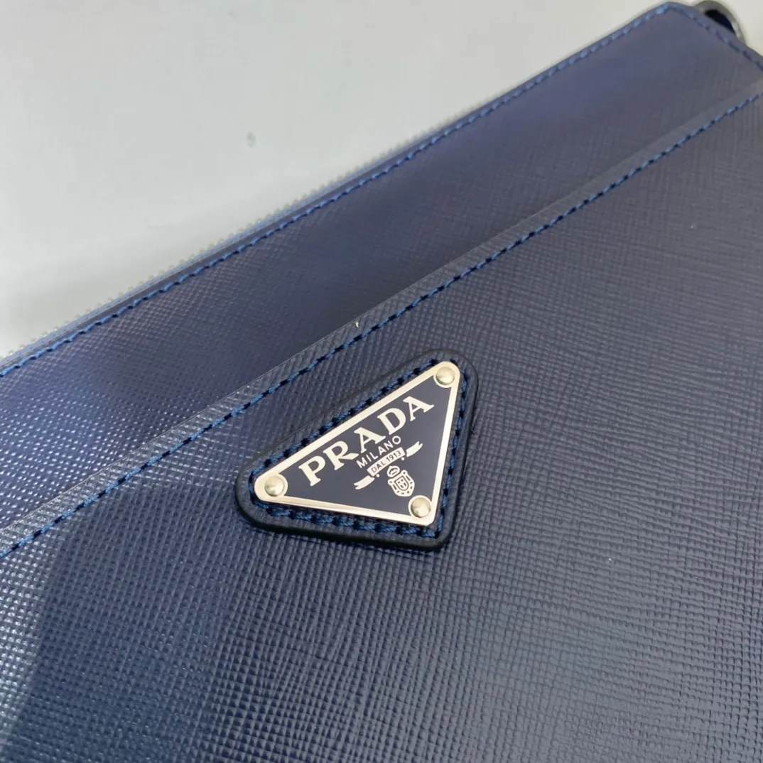 💰1120🎉New handbag🎉2VF032👏👏New color🎉👏 This stylish men's handbag comes with a removable leather wrist strap. The triangular metal logo is embellished on it, releasing a unique brand atmosphere. It is made of imported Saffiano leather material, with metal accessories on the top, a zipper compartment, an internal pocket, six card slots, and two magnetic buckle external pockets. It is simple and elegant, and it is worth having for men. Hurry up and get it🙊🙊Length 25X height 17x bottom 4cm