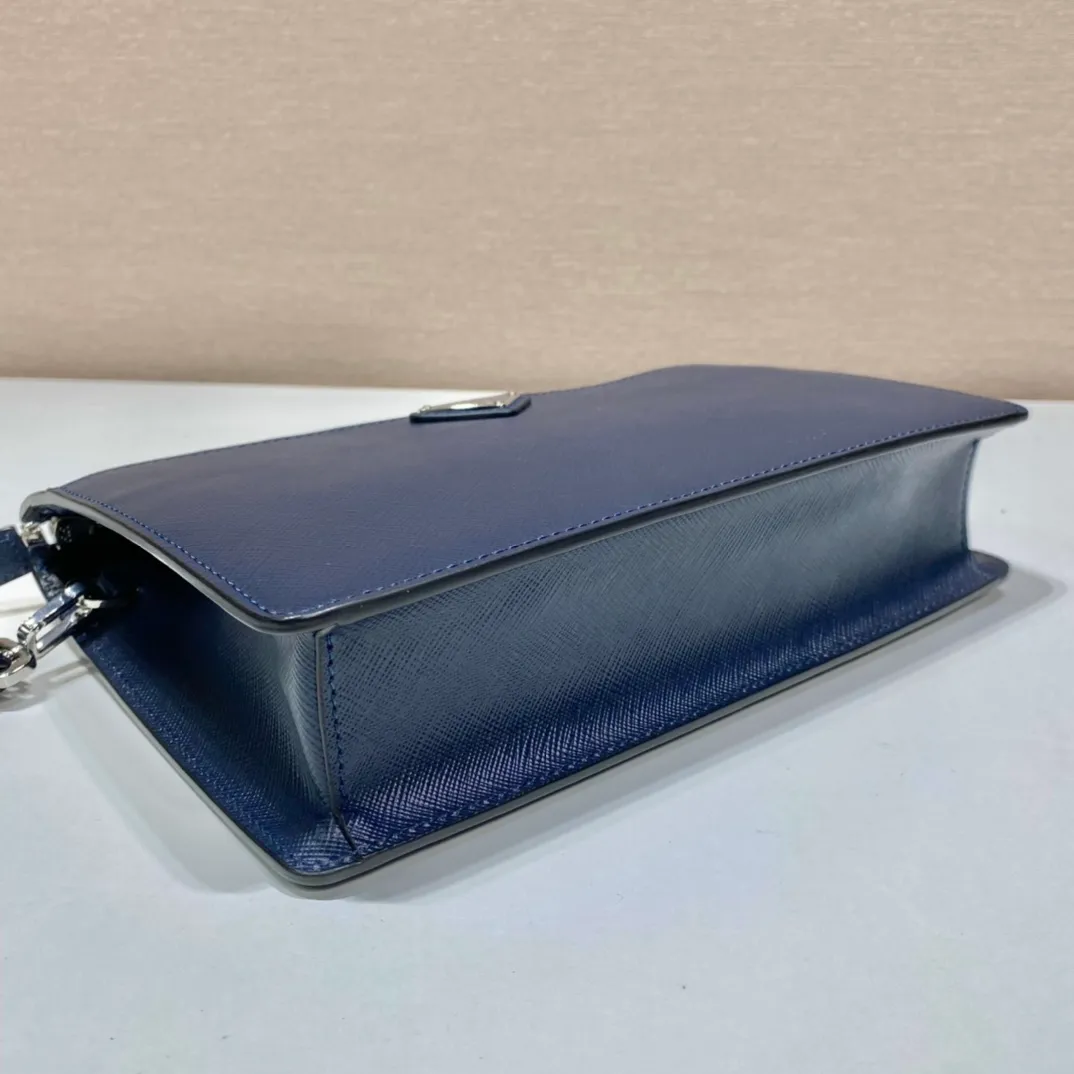 💰1120🎉New handbag🎉2VF032👏👏New color🎉👏 This stylish men's handbag comes with a removable leather wrist strap. The triangular metal logo is embellished on it, releasing a unique brand atmosphere. It is made of imported Saffiano leather material, with metal accessories on the top, a zipper compartment, an internal pocket, six card slots, and two magnetic buckle external pockets. It is simple and elegant, and it is worth having for men. Hurry up and get it🙊🙊Length 25X height 17x bottom 4cm