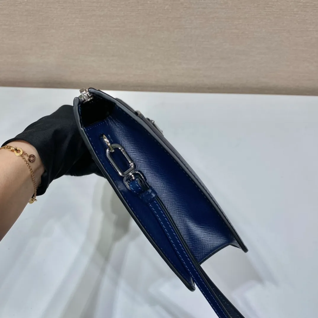 💰1120🎉New handbag🎉2VF032👏👏New color🎉👏 This stylish men's handbag comes with a removable leather wrist strap. The triangular metal logo is embellished on it, releasing a unique brand atmosphere. It is made of imported Saffiano leather material, with metal accessories on the top, a zipper compartment, an internal pocket, six card slots, and two magnetic buckle external pockets. It is simple and elegant, and it is worth having for men. Hurry up and get it🙊🙊Length 25X height 17x bottom 4cm