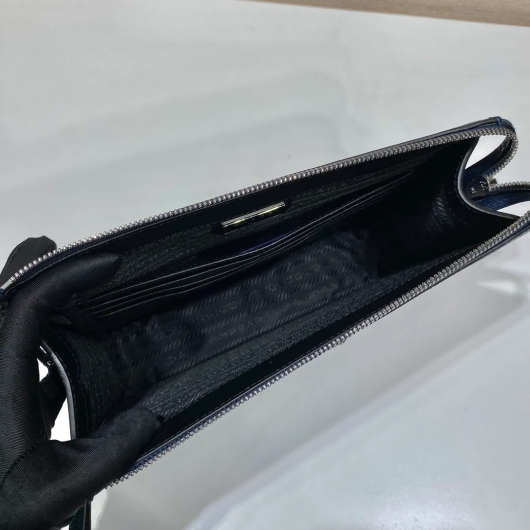 💰1120🎉New handbag🎉2VF032👏👏New color🎉👏 This stylish men's handbag comes with a removable leather wrist strap. The triangular metal logo is embellished on it, releasing a unique brand atmosphere. It is made of imported Saffiano leather material, with metal accessories on the top, a zipper compartment, an internal pocket, six card slots, and two magnetic buckle external pockets. It is simple and elegant, and it is worth having for men. Hurry up and get it🙊🙊Length 25X height 17x bottom 4cm